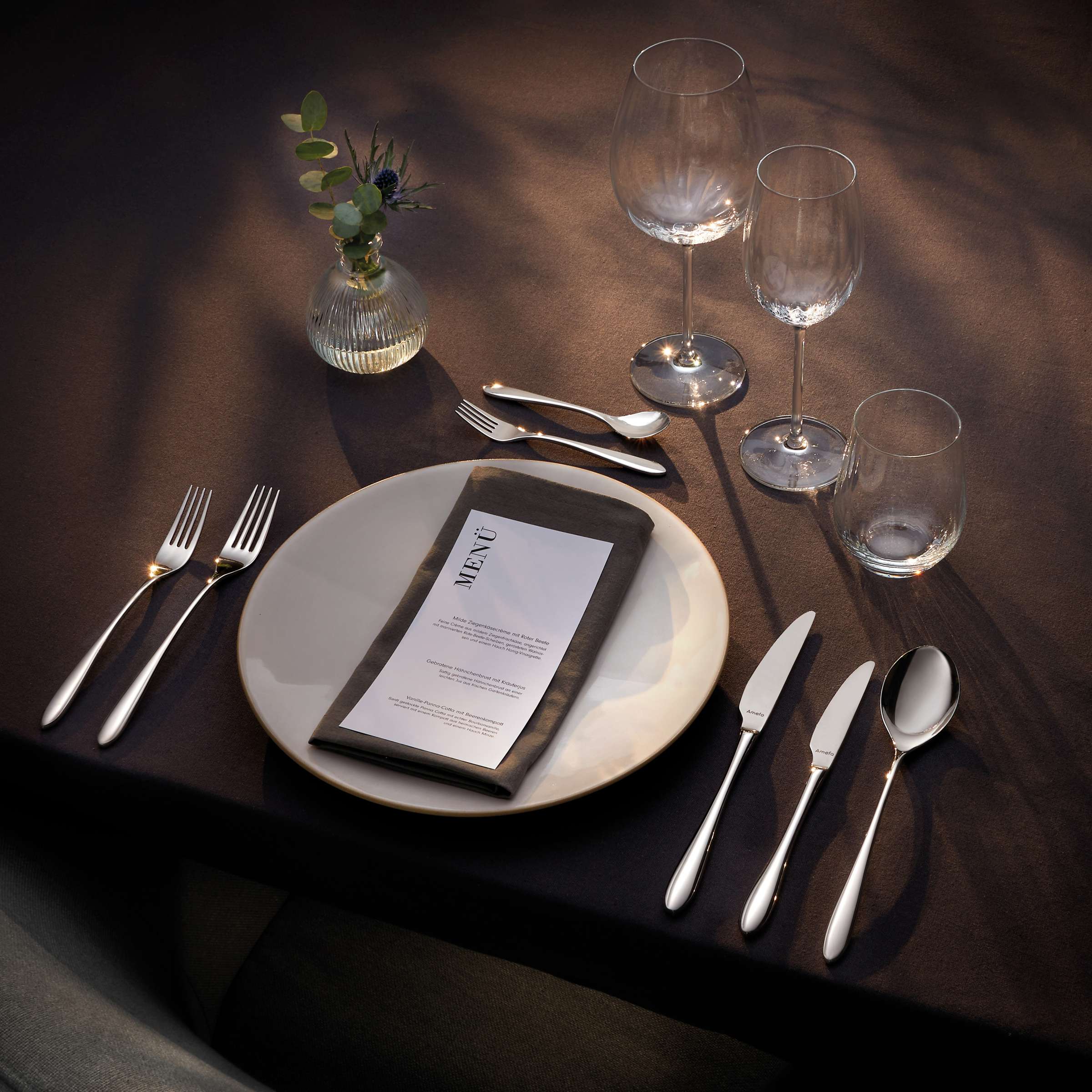 Amefa Cuba Besteckset 78-teilig mit Messer, Gabel, Löffel aus Edelstahl, elegant auf weißem Hintergrund.