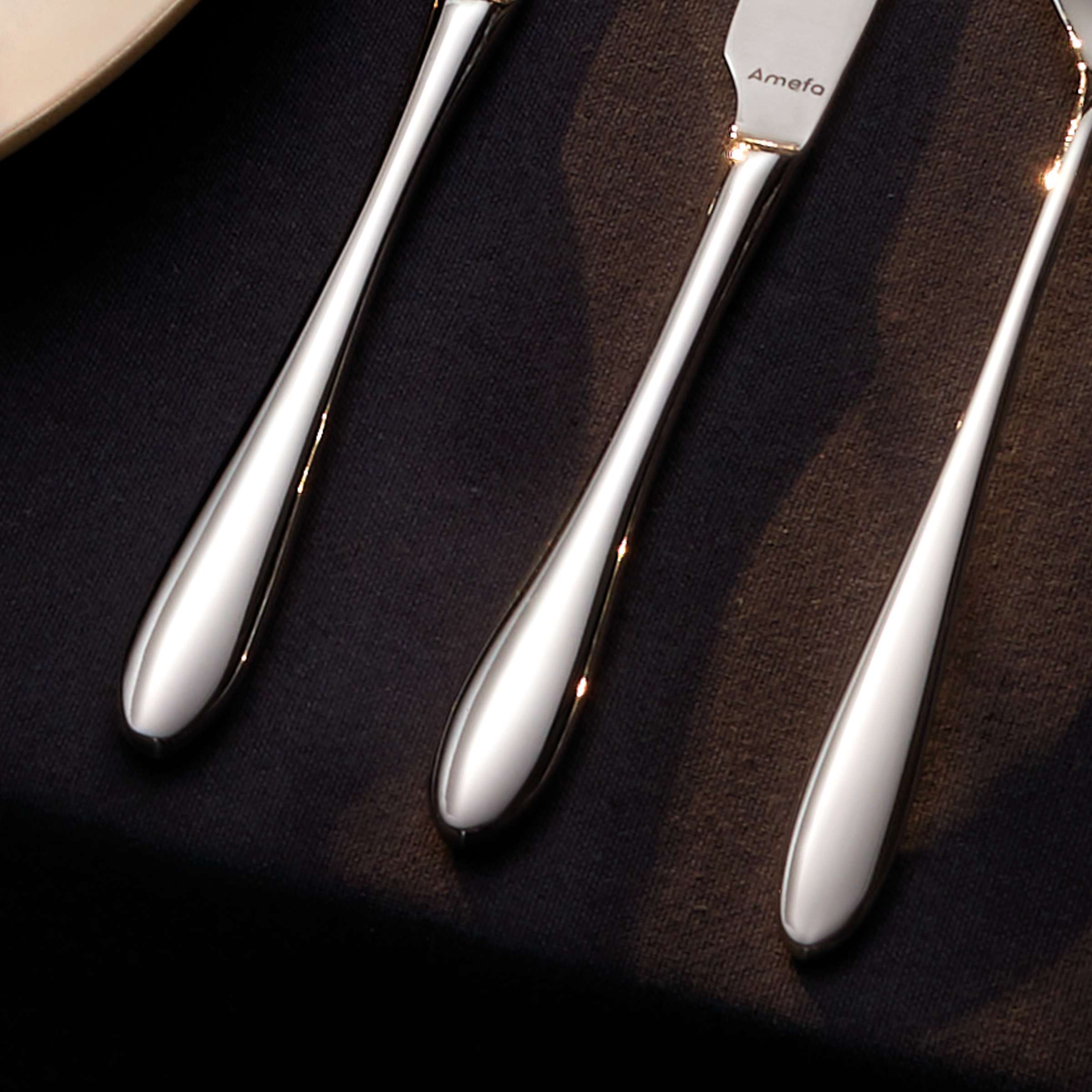 Amefa Cuba Besteckset, 78-teilig, glänzendes Edelstahlbesteck mit Messer, Gabel, Löffel, auf einem Tisch arrangiert