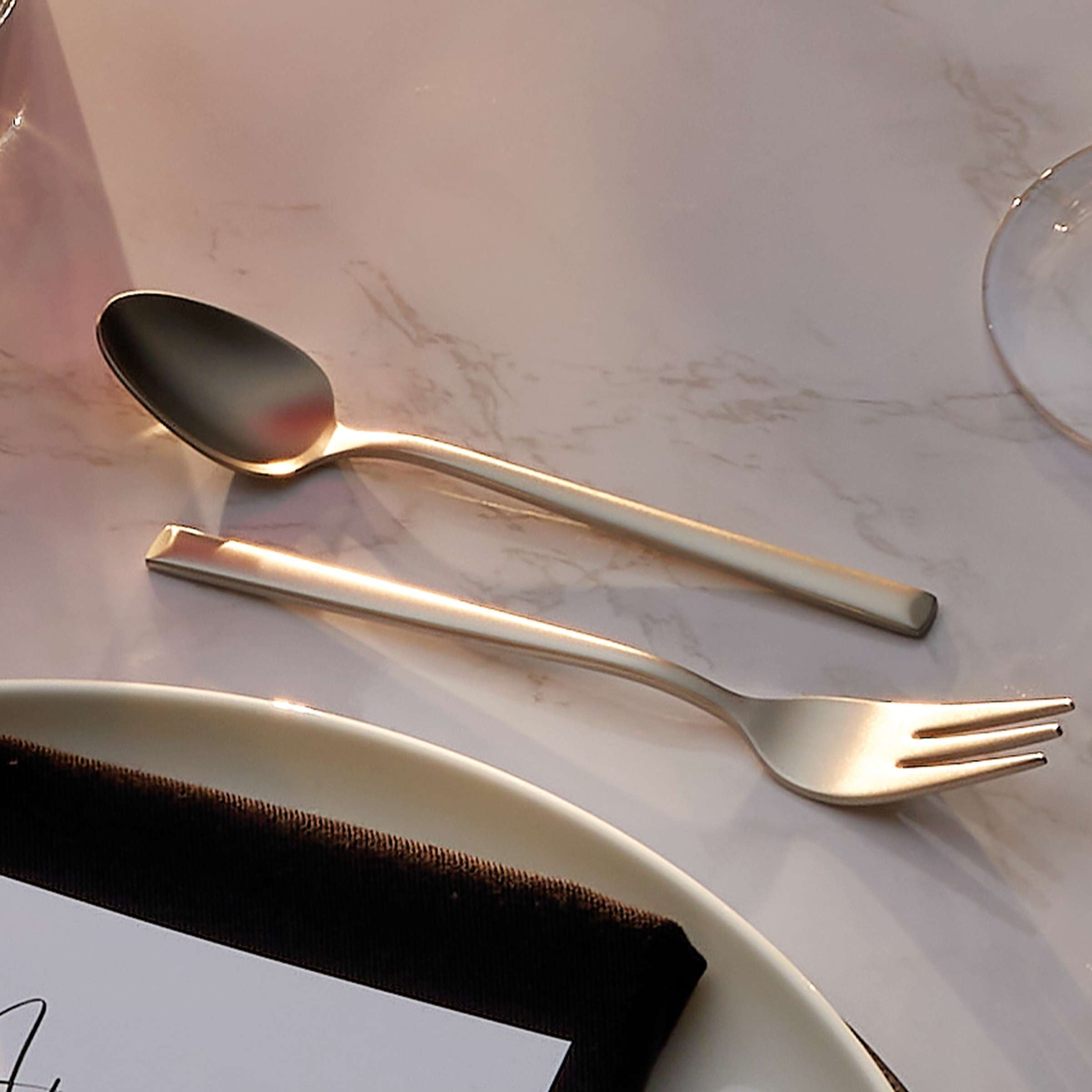 Amefa METROPOLE Besteckset 24-teilig aus Edelstahl mit Velvet-Griff, inklusive Messer, Gabel, Löffel und Teelöffel auf einem Tisch.