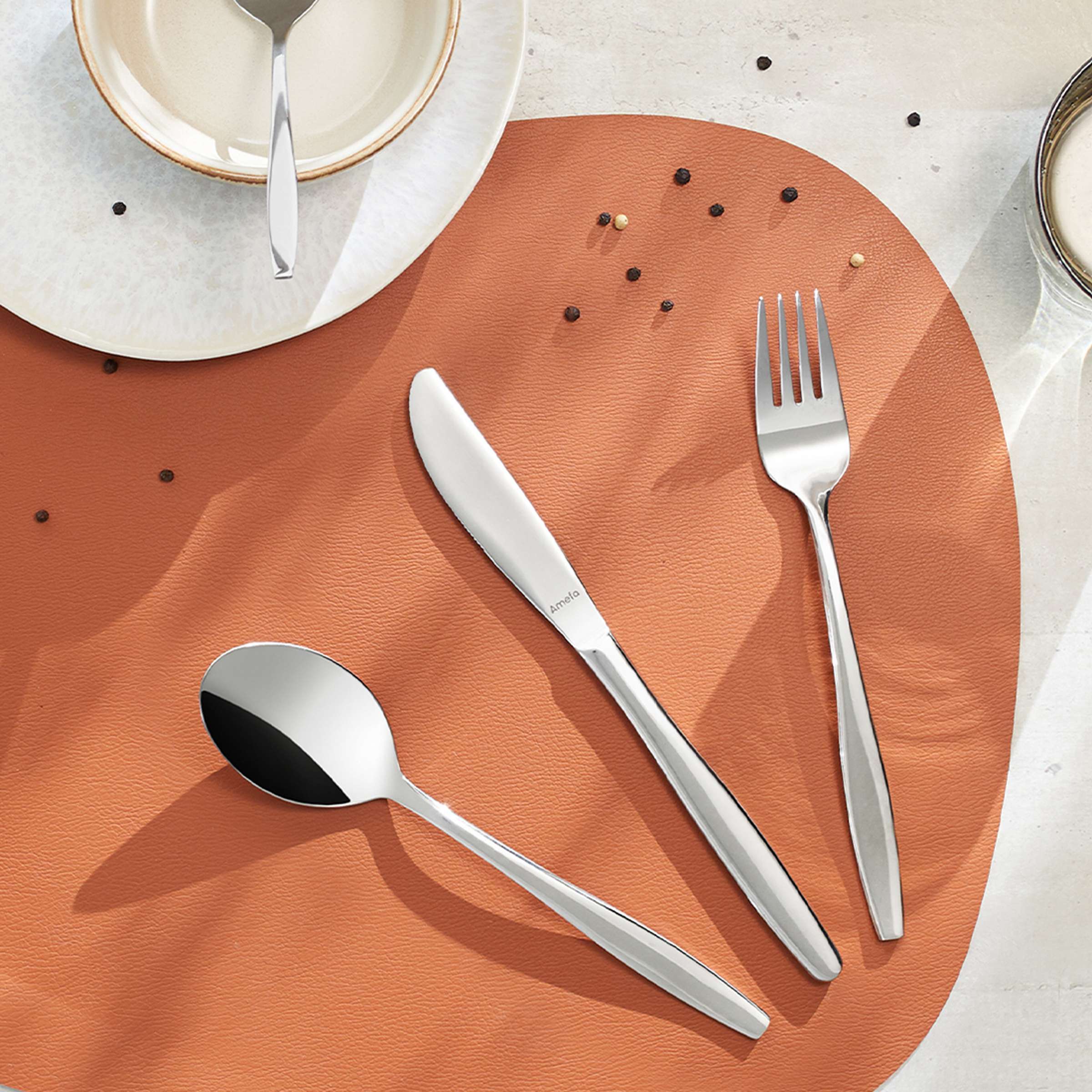 Amefa PONTIS Besteckset 24-teilig mit Messer, Gabel, Löffel auf weißem Hintergrund, elegante Besteck für den Tisch.