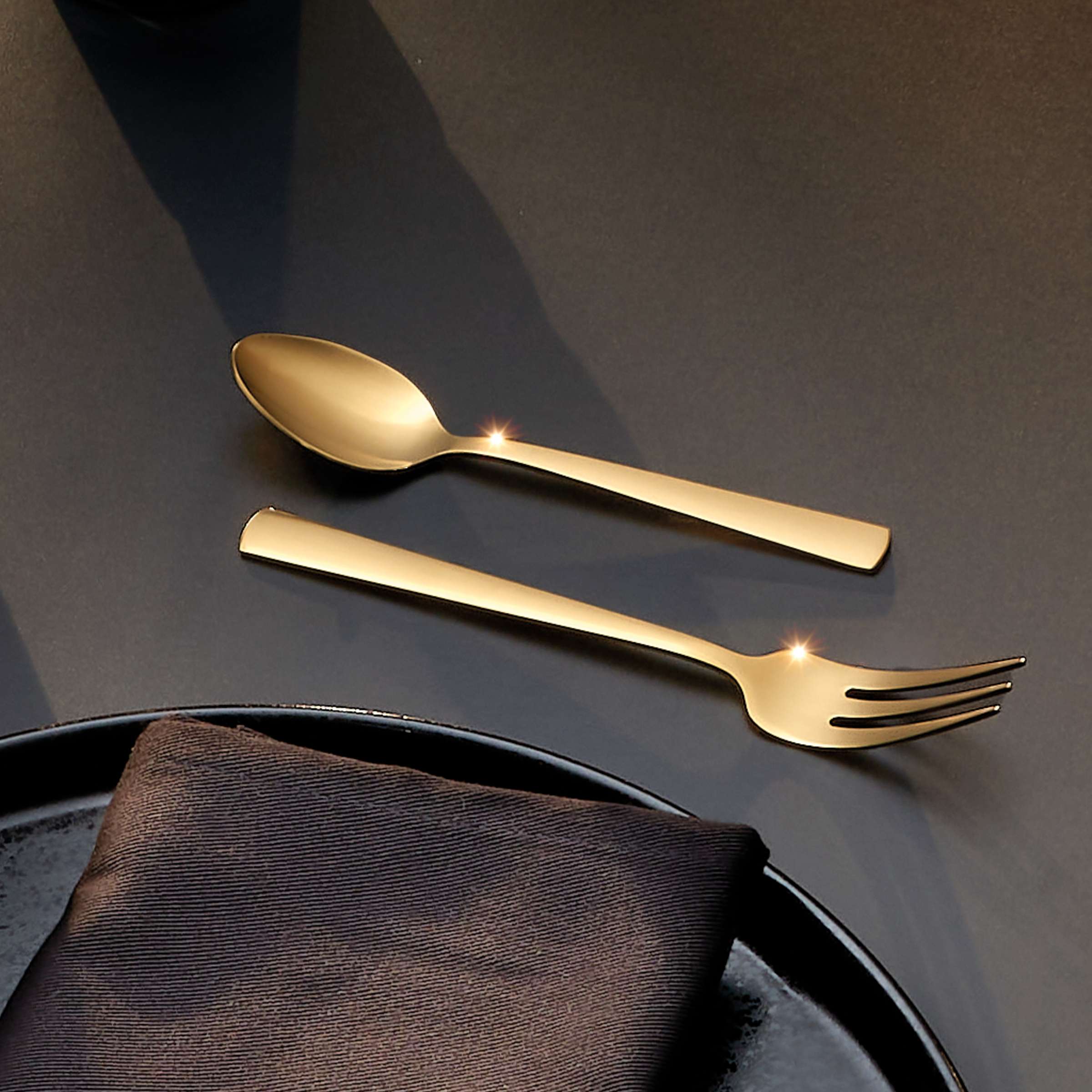 Amefa VENTURA Besteckset 24-teilig, mattiertes PVD-Gold, elegant und modernes Besteck für den Esstisch, aus Edelstahl gefertigt.