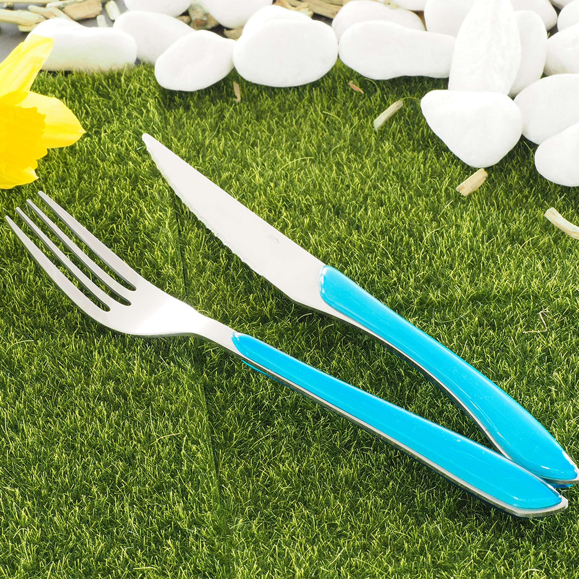 ECLAT Besteckset 24-teilig von Amefa, türkisfarbenes Cutlery Set mit Messer, Gabel, Löffel auf weißem Hintergrund