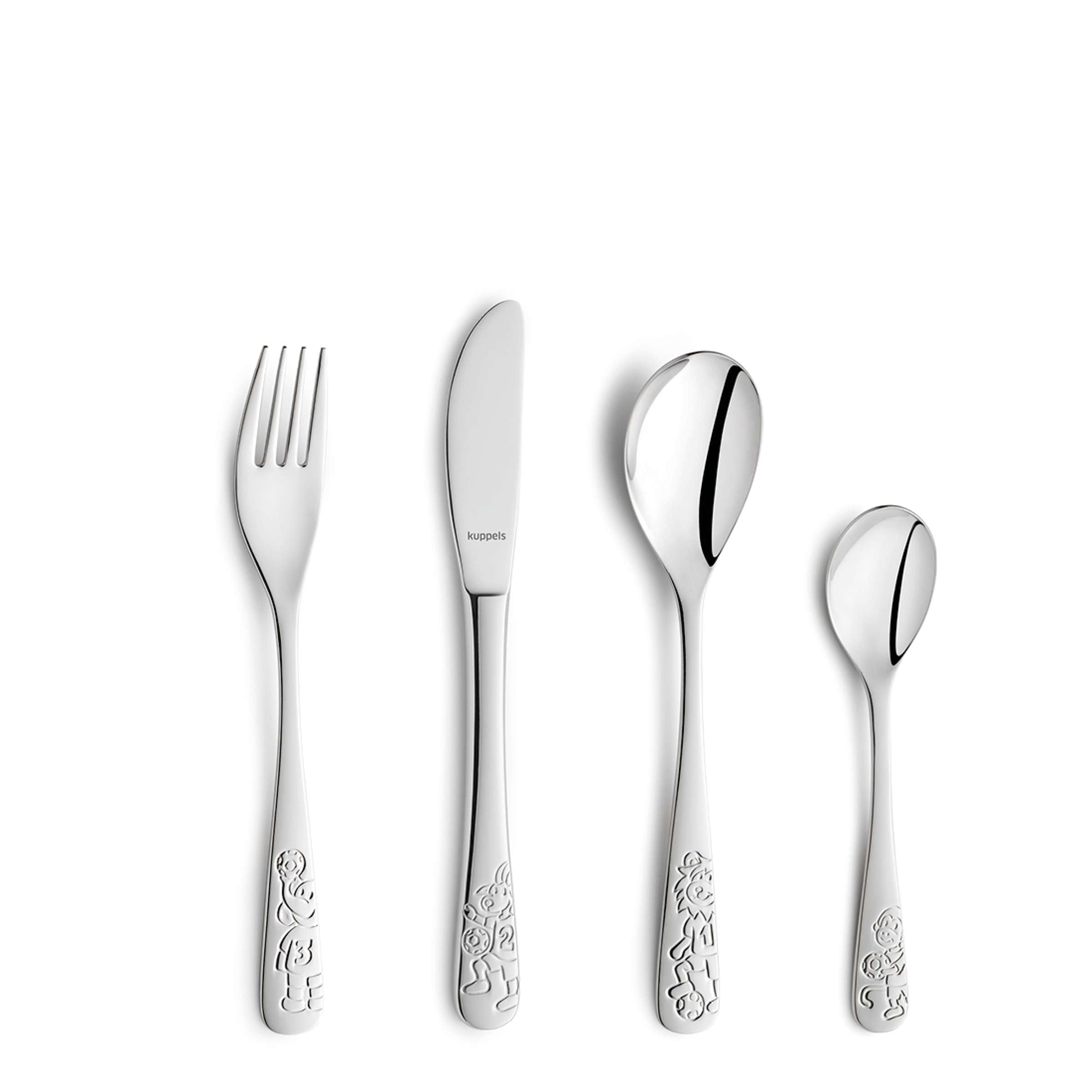 Kinderbesteck-Set von Kuppels, 4-teiliges Fußballfreunde Besteck für Kinder, inklusive Gabel, Messer, Löffel und Spork vor weißem Hintergrund