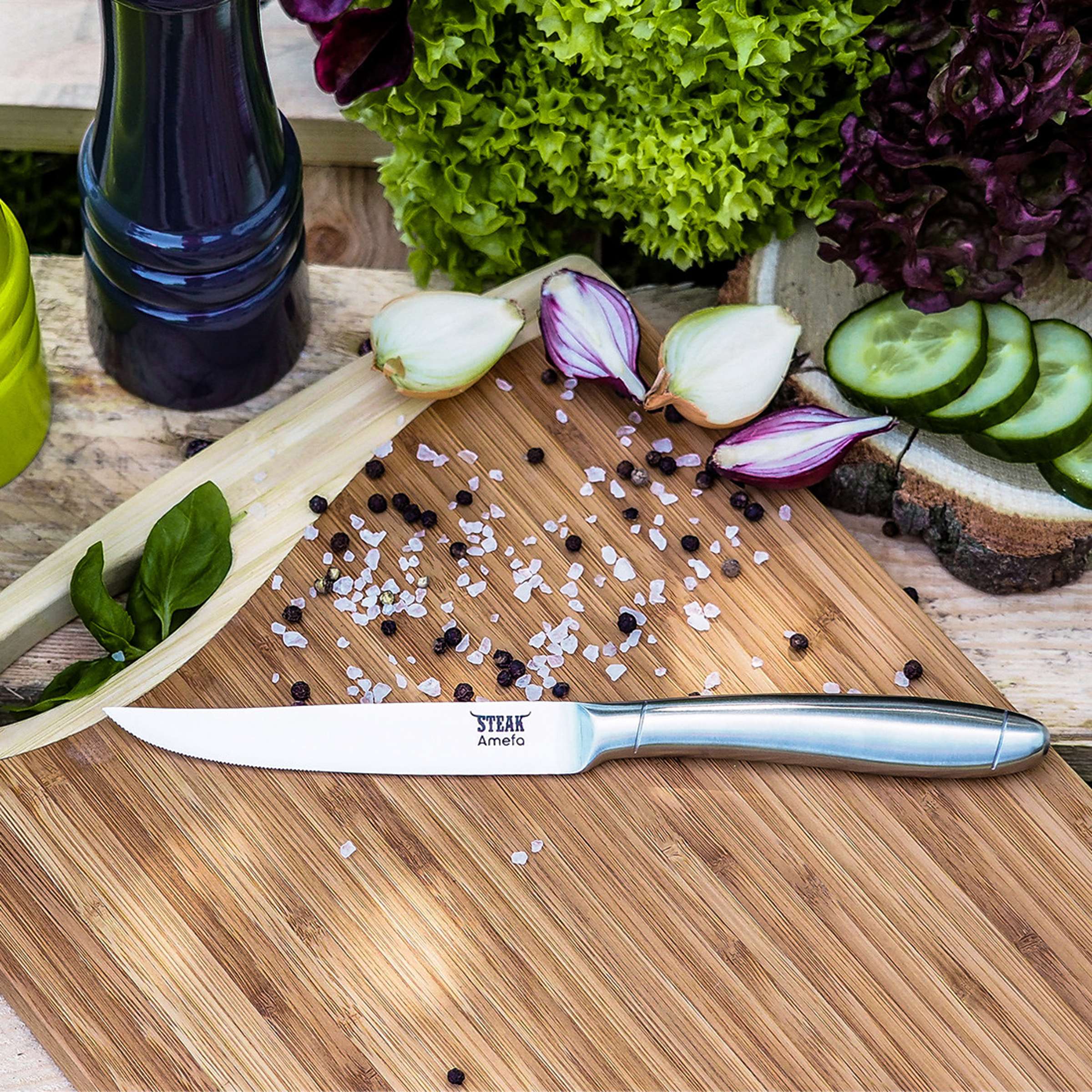 Amefa PRIME RIB Steakmesser Set mit zwei hochwertigen Messer, elegantes Besteck für saftiges Steak, stilvoll auf einem Teller präsentiert