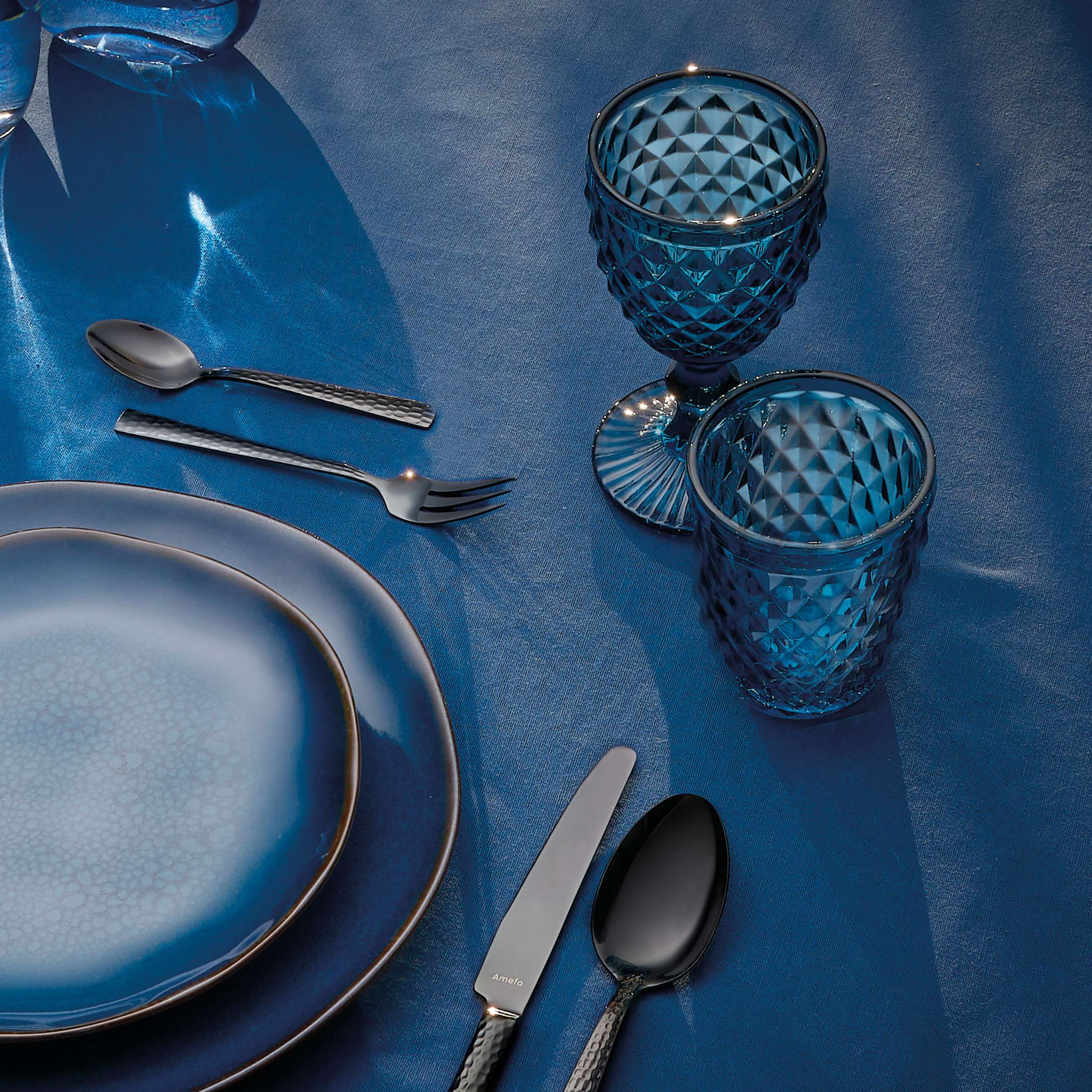 Blaues DIAMOND Weinglas von Médard de Noblat, elegantes Trinkglas für Wein, auf einem Tisch dekorativ präsentiert.
