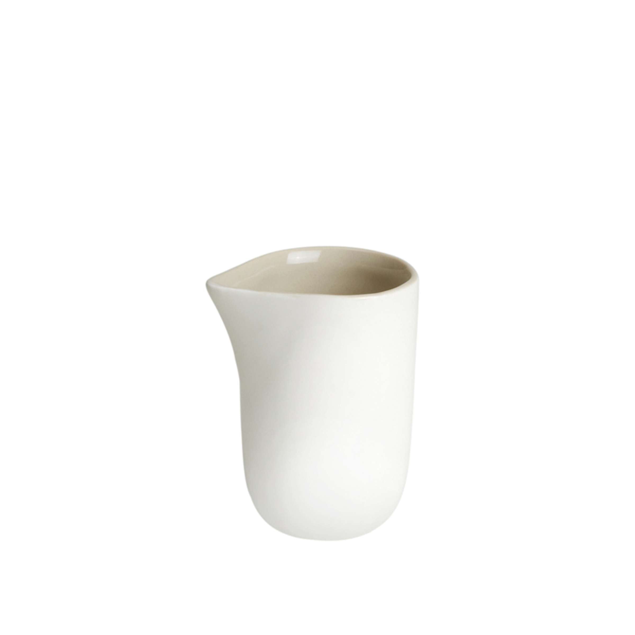 Weiße OSLO LINEN Milchkännchen von Médard de Noblat auf Esstisch, fein gestaltete Tischware für Kaffee und Tee.