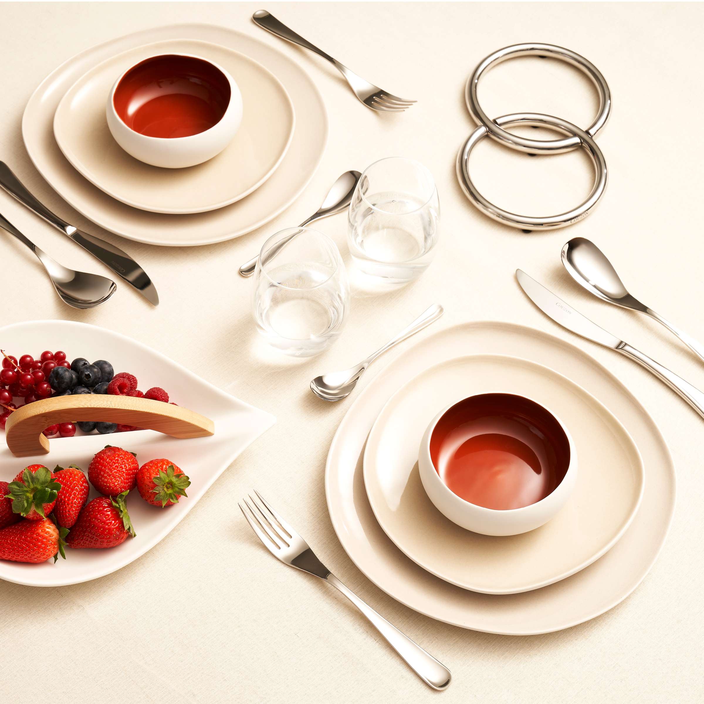 Weißer Speiseteller Oslo White von Médard de Noblat, elegante Tischware aus hochwertigem Porzellan.