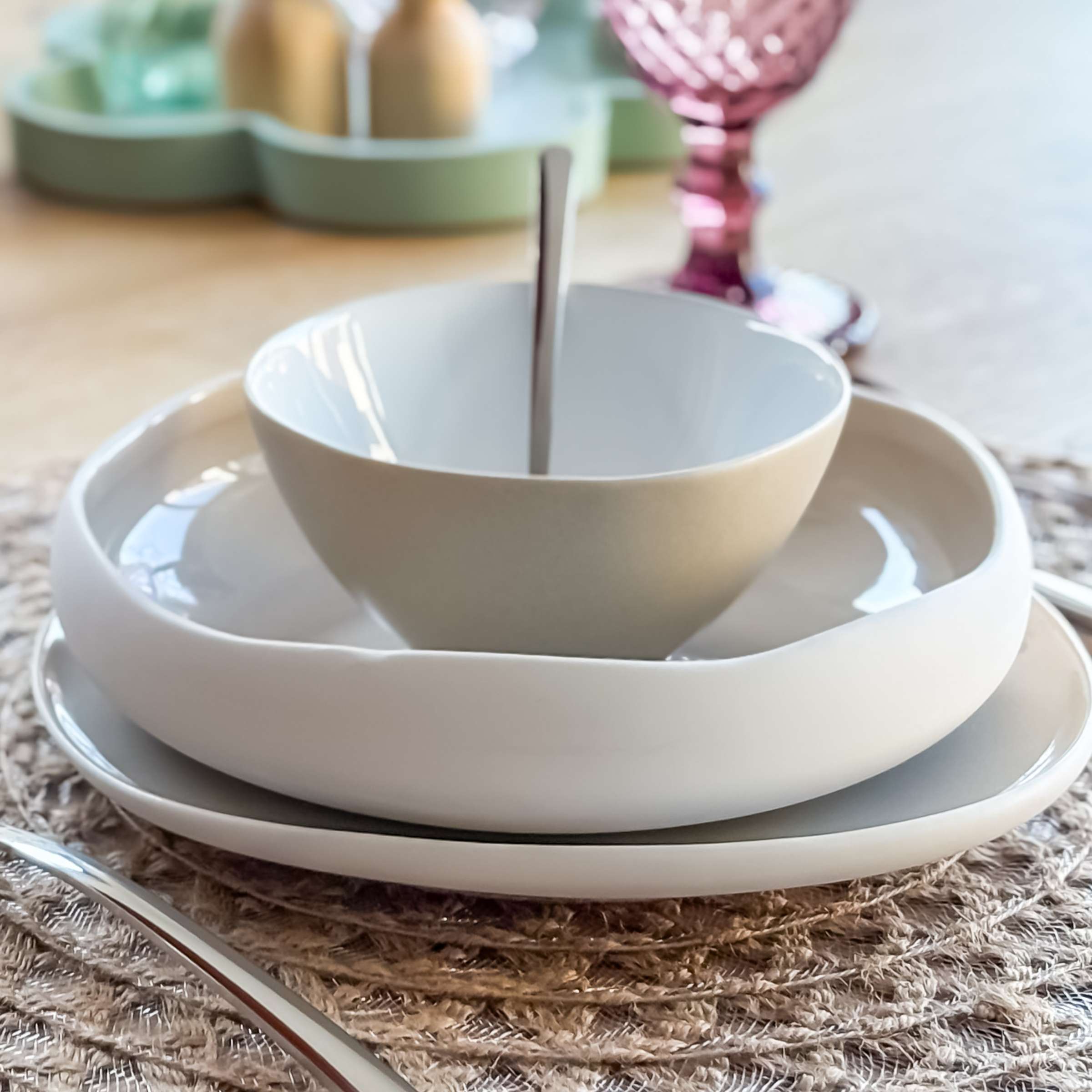 Weiße Suppenteller OSLO WHITE von Médard de Noblat, elegantes Geschirr für den Tisch, mit schlichter weißer Oberfläche.