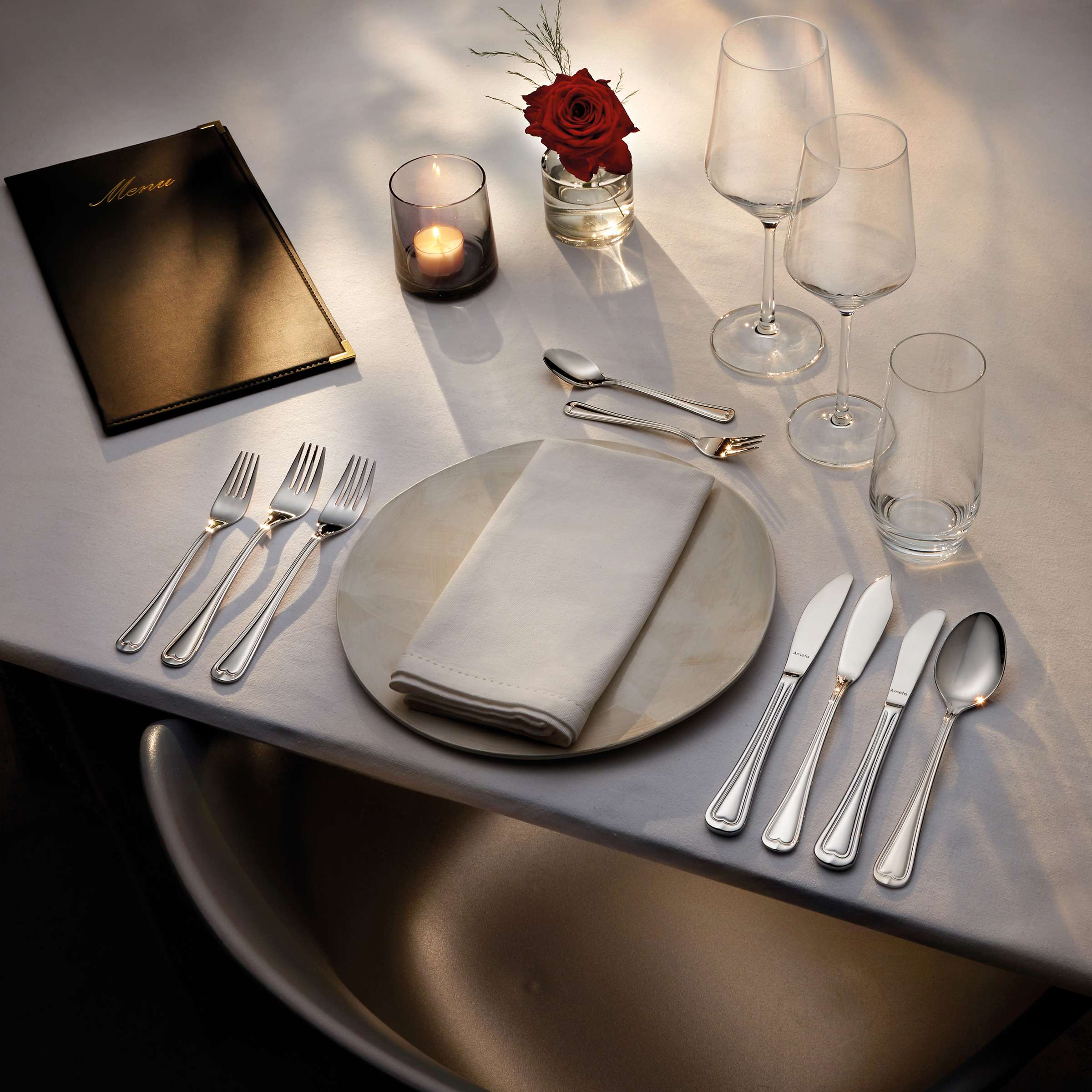 Elegance Besteckset 24-teilig von Amefa mit Messer, Gabel, Löffel und Teelöffel aus Edelstahl auf weißem Hintergrund