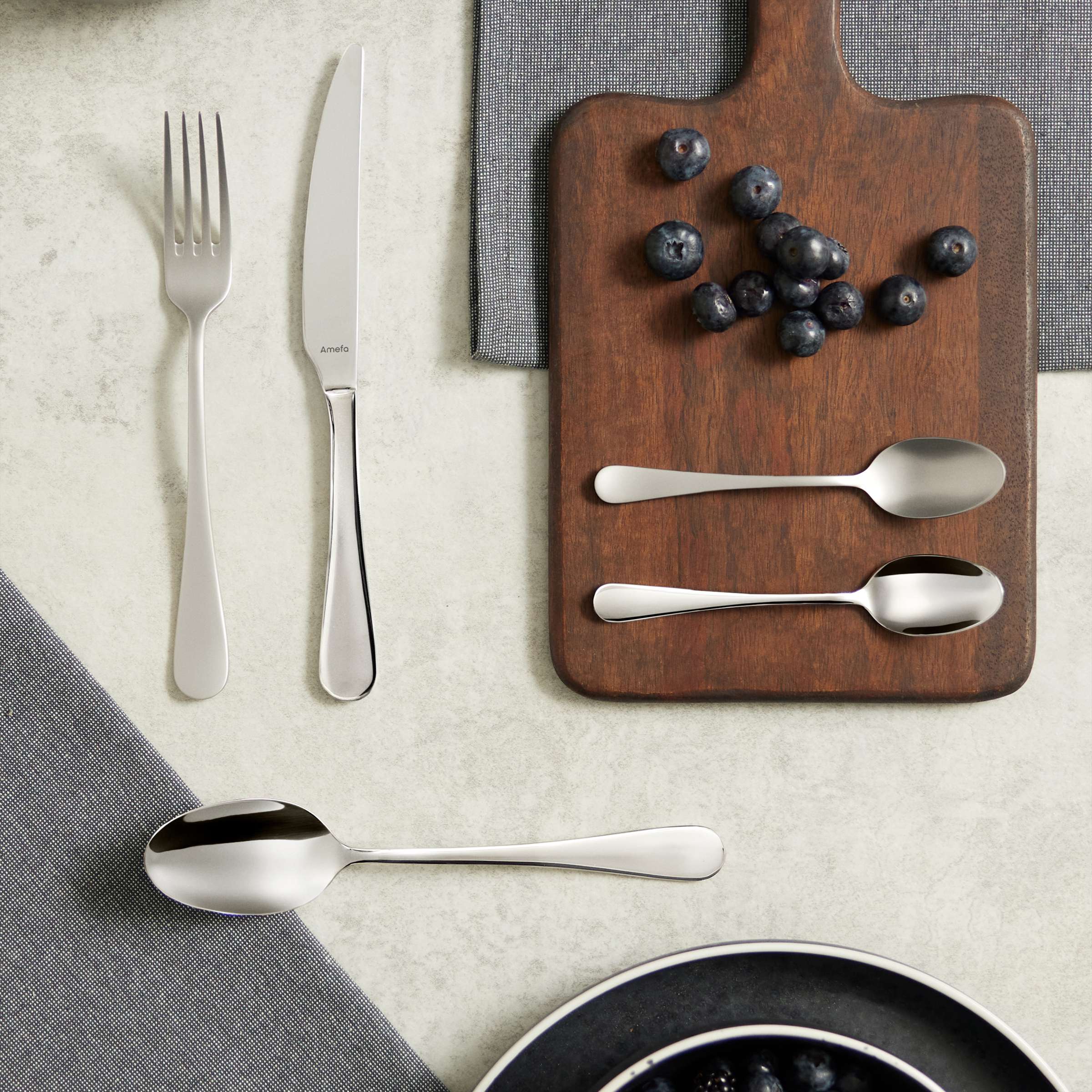 Amefa VENUS Besteckset 24-teilig, Edelstahl, Messer, Gabeln, Löffel, elegant und modernes Design, auf weißem Hintergrund.