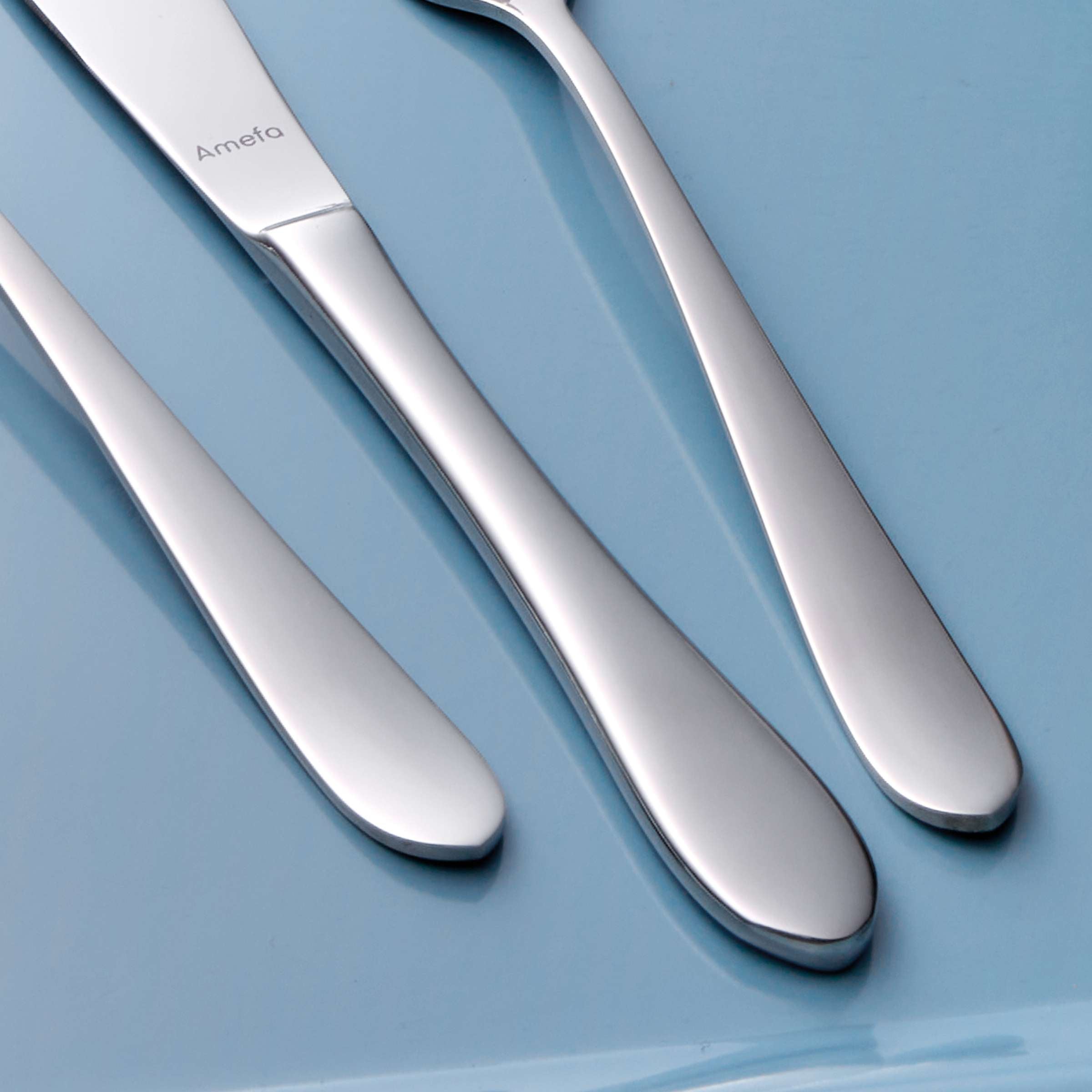SONATE Besteckset 24-teilig von Amefa, elegantes Edelstahl-Geschirr mit Messer, Gabel, Löffel für den täglichen Gebrauch.