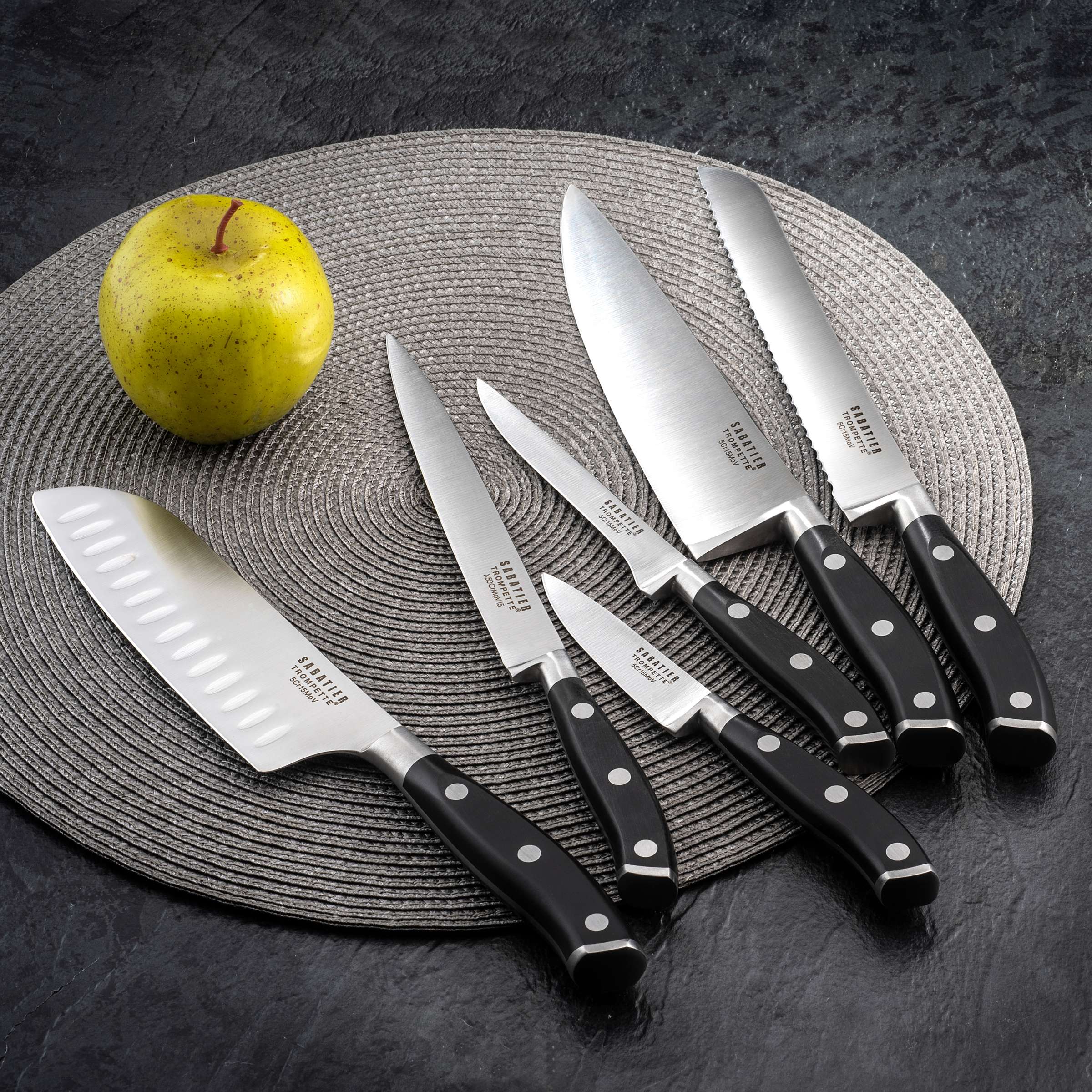 Sabatier Trompette VULCANO Filetiermesser, Küchenmesser mit schmaler Klinge, in Küche liegend, ideal zum Fischfiletieren.