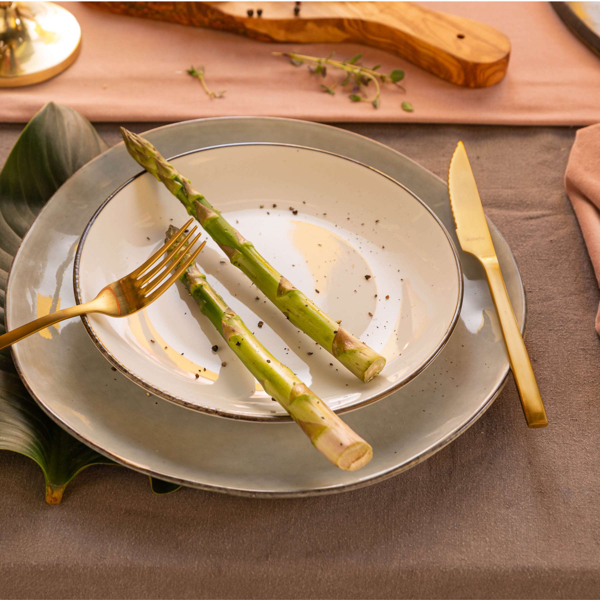 Amefa MANILLE Besteckset, 42-teilig, PVD gold mattiert, Messer, Gabeln, Löffel auf elegantem Bestecktablett im stilvollen Design