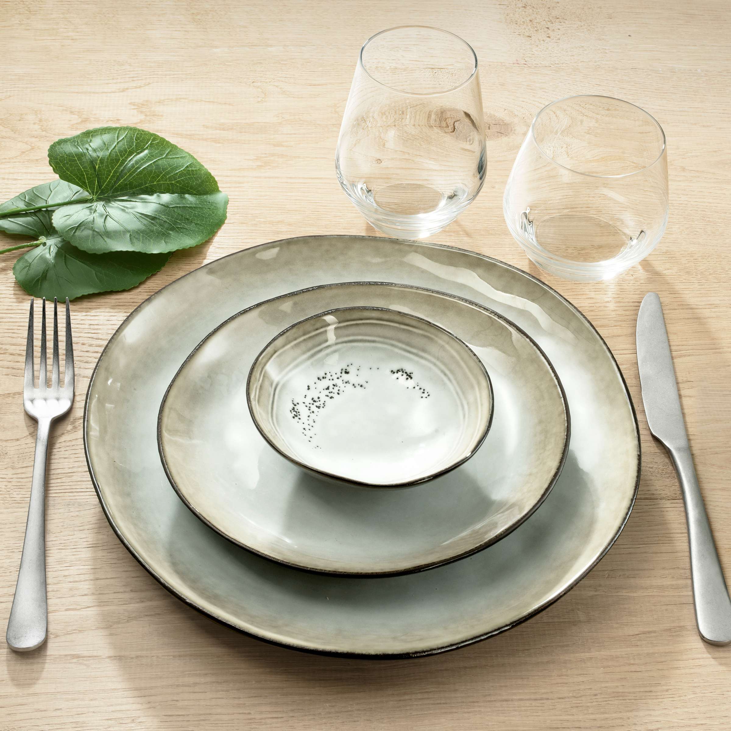 Grauer und weißer Shadow Nacre Becher aus Geschirr von Médard de Noblat, elegante Tafelware, Nahaufnahme