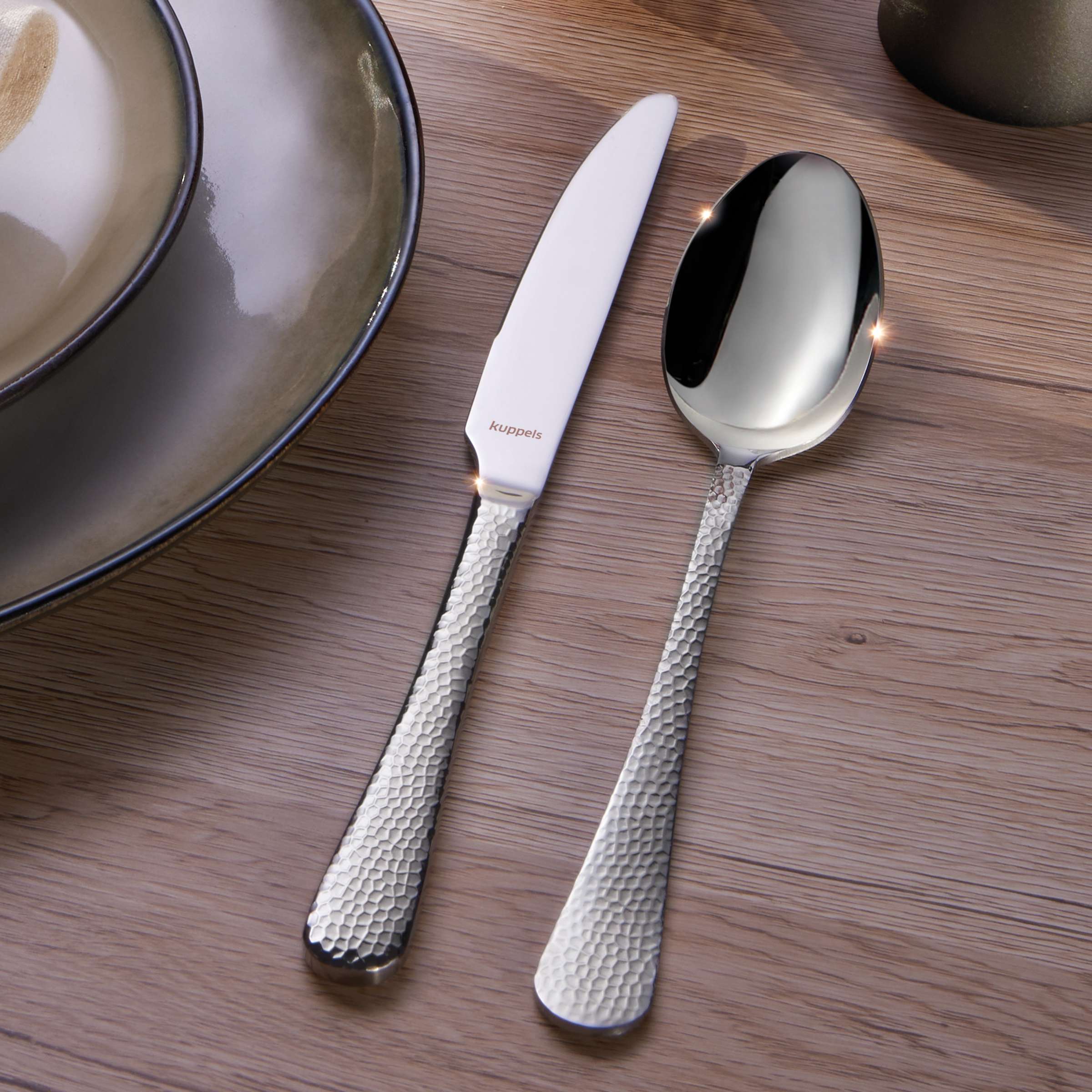 Elegantes 30-teiliges CRYSTAL Besteckset aus Edelstahl von Kuppels Home, inklusive Messer, Gabel, Löffel und Dessertbesteck.