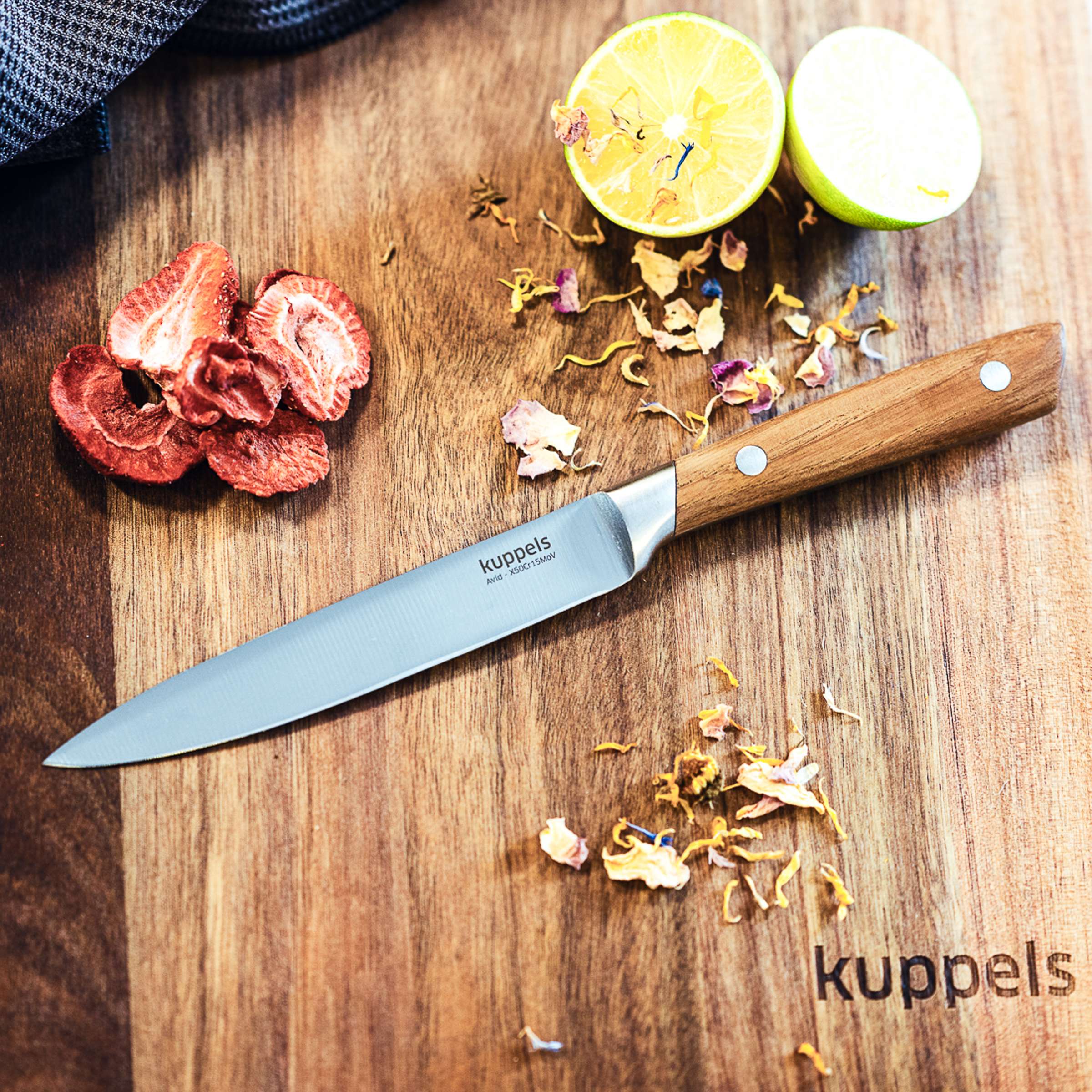 Vielseitiges Kuppels Allzweckmesser für die Küche, scharfes Küchenmesser mit Holzgriff, ideal zum Schneiden und Zubereiten.