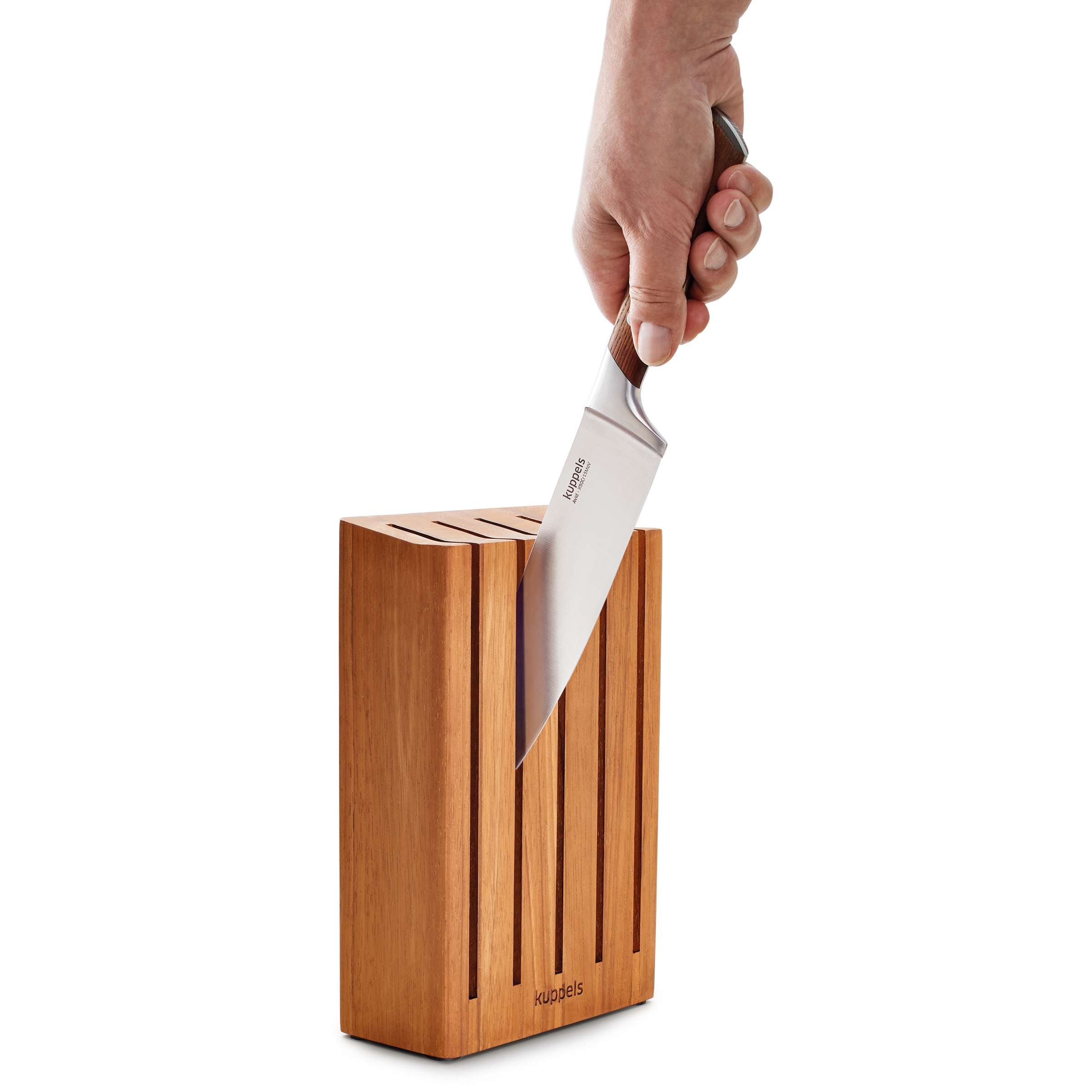 Magnetischer Messerblock von Kuppels mit Platz für mehrere Küchenmesser, aus Holz gefertigt, auf einer Küchenarbeitsplatte.