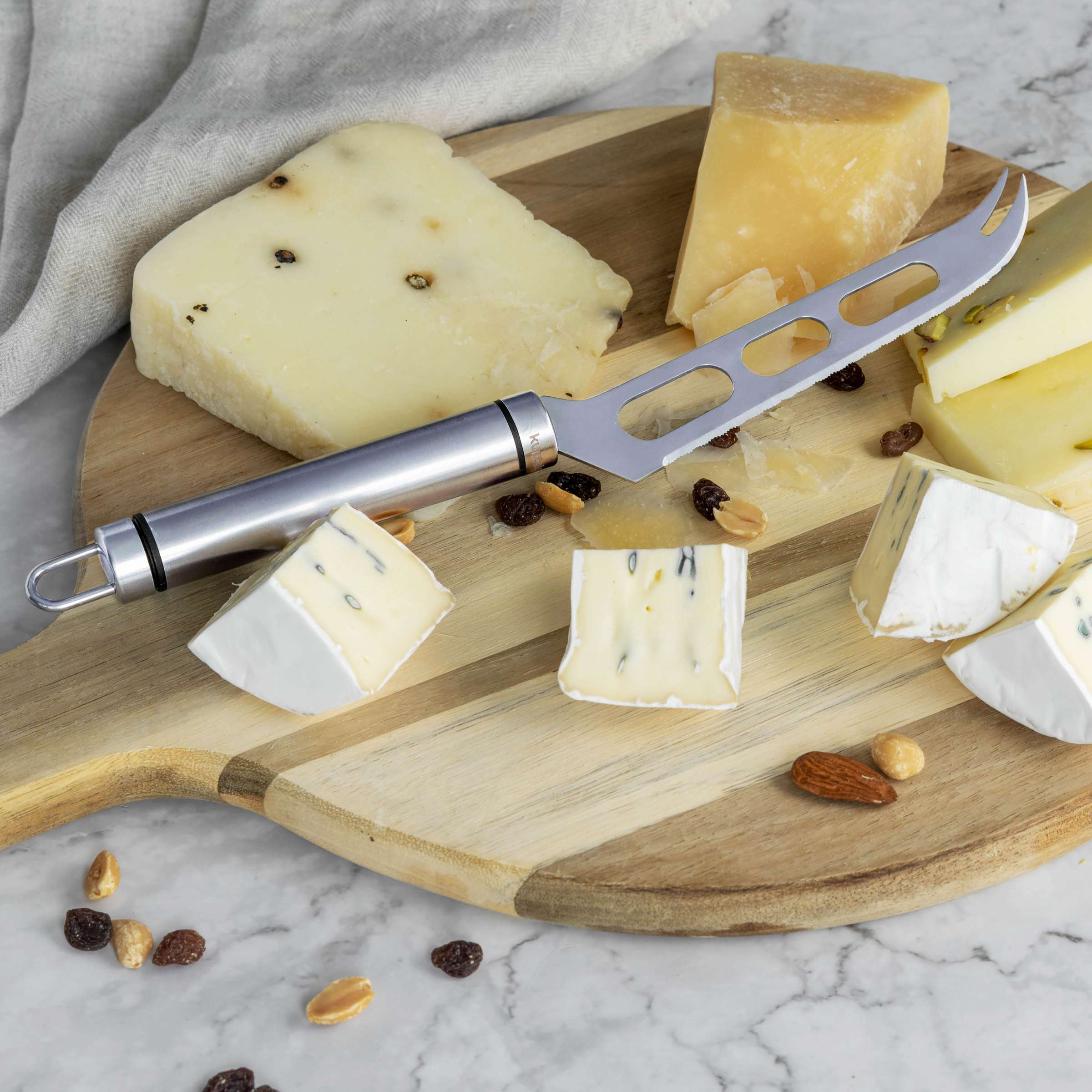 Kuppels Käsemesser, Küchenmesser mit Edelstahlklinge und Holzgriff, ideal zum Schneiden verschiedener Käsesorten.