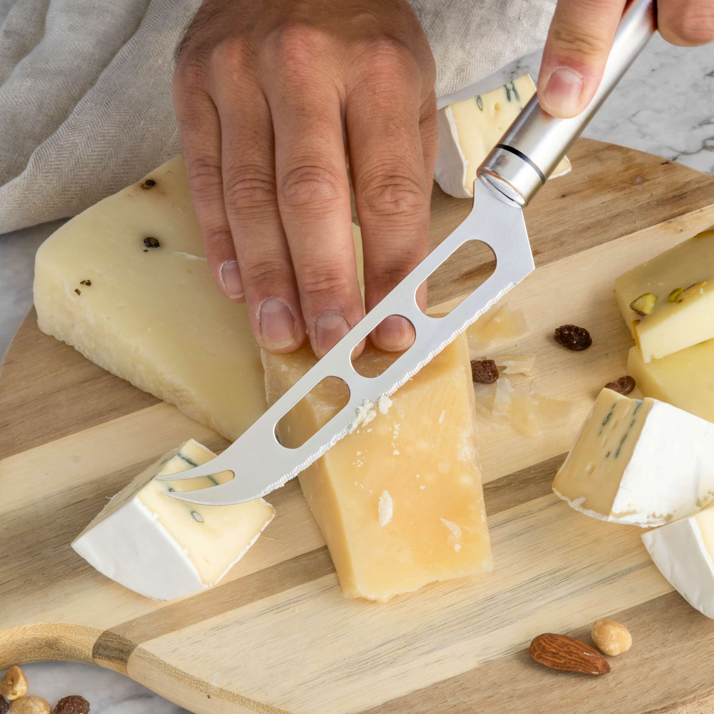 Kuppels Käsemesser aus der SELECTION Serie, Küchenmesser mit scharfer Klinge für Käse, auf hellem Hintergrund fotografiert