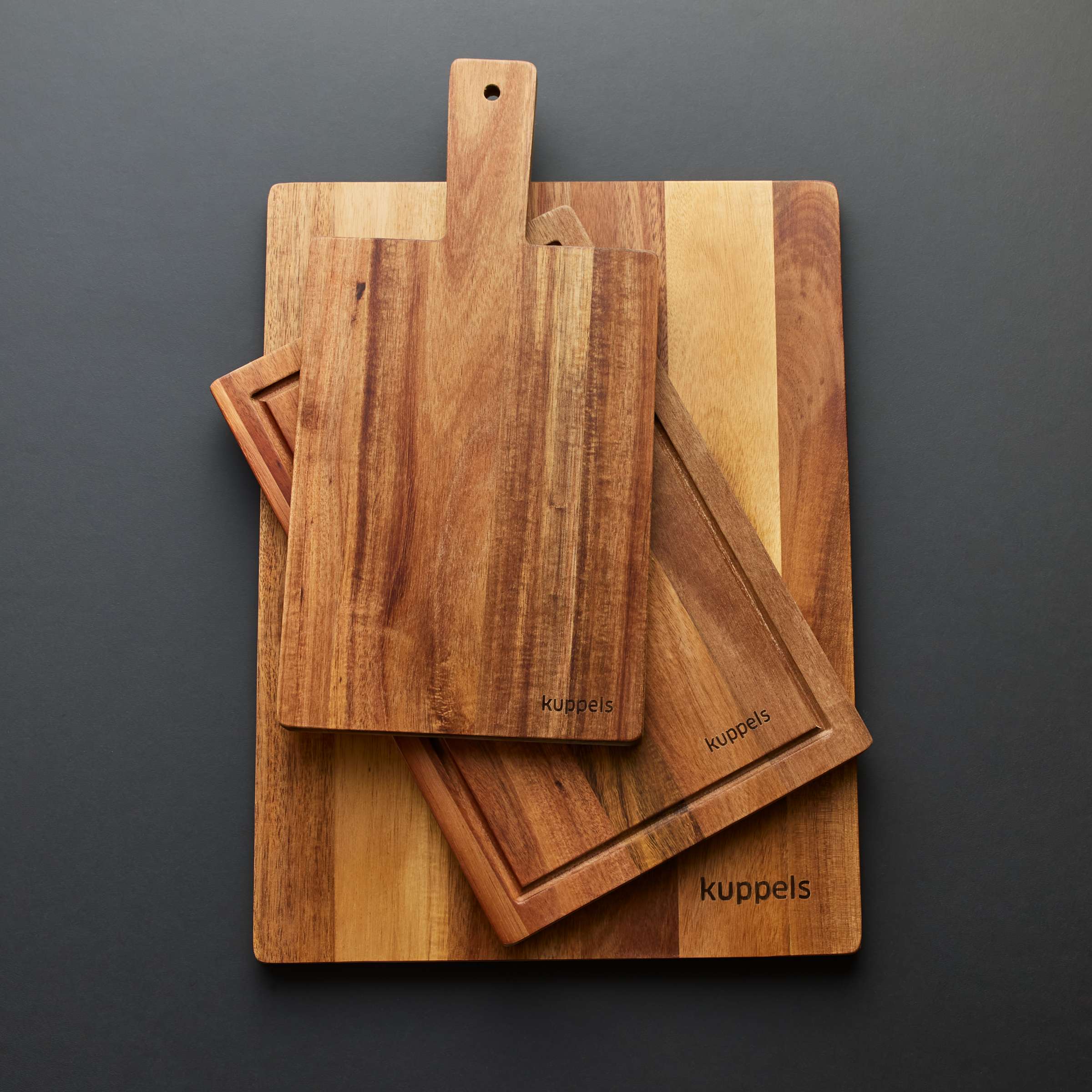 Zwei Schneidebretter von Kuppels, das NICE Schneidebrett Set, aus Holz, nebeneinander liegend auf einer Küchenarbeitsplatte.