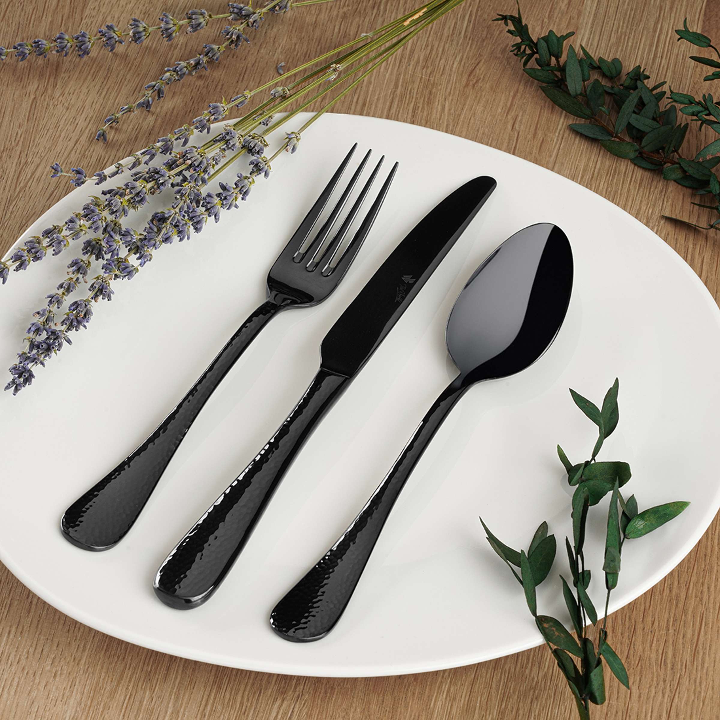 Schwarz lackiertes 24-teiliges Paul Wirths Besteckset aus Edelstahl, modernes Design, inklusive Messer, Gabel, Löffel, in Bildaufnahme