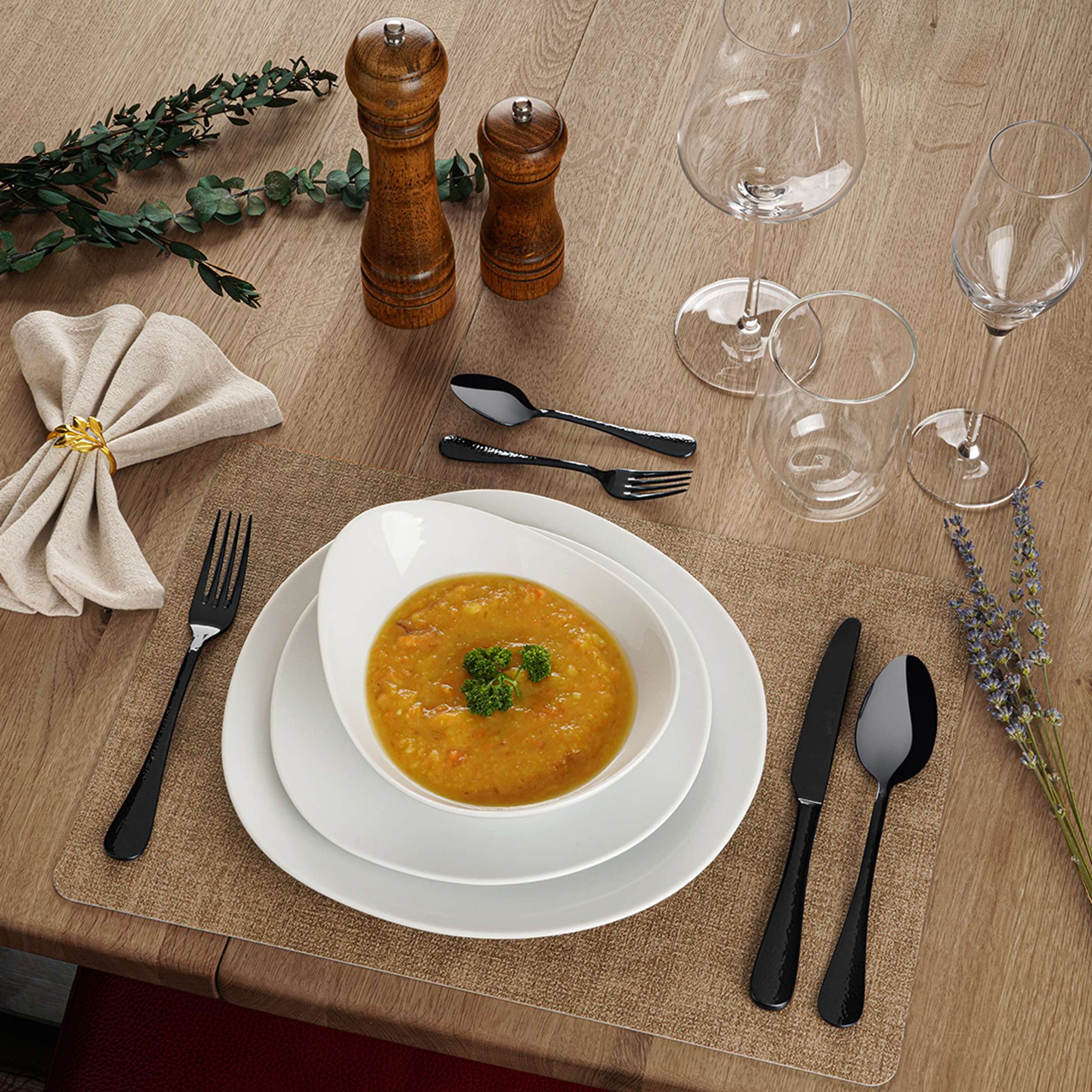 Schwarz lackiertes 24-teiliges Besteckset von Paul Wirths, hochwertiges Cutlery Set mit modernem Design, auf einem weißen Hintergrund.