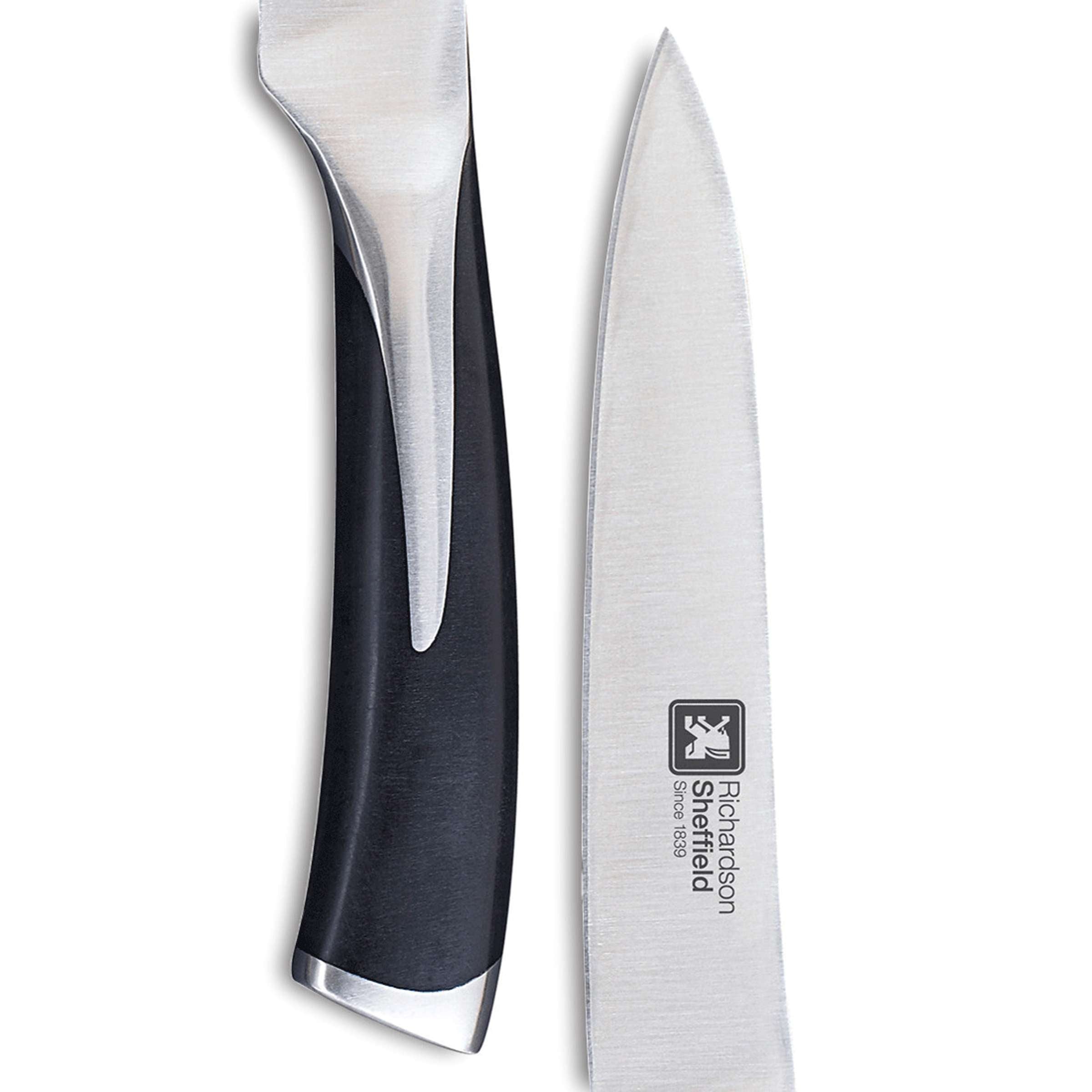 Schneidendes Allzweckmesser von Richardson Sheffield, Küchenmesser mit scharfer Klinge auf einem Schneidebrett.