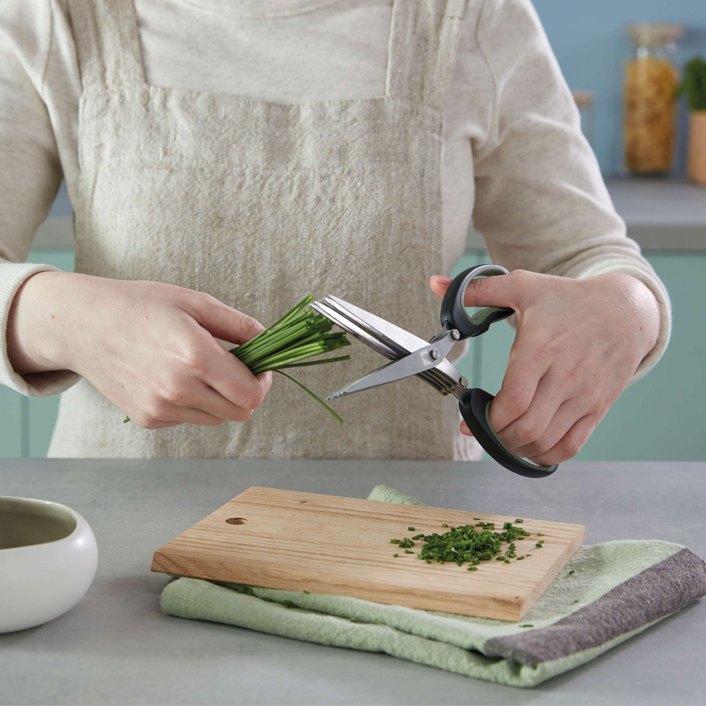Schneidende Kräuterschere von Richardson Sheffield, perfekt für frische Kräuter in der Küche, mit robusten Edelstahlklingen.