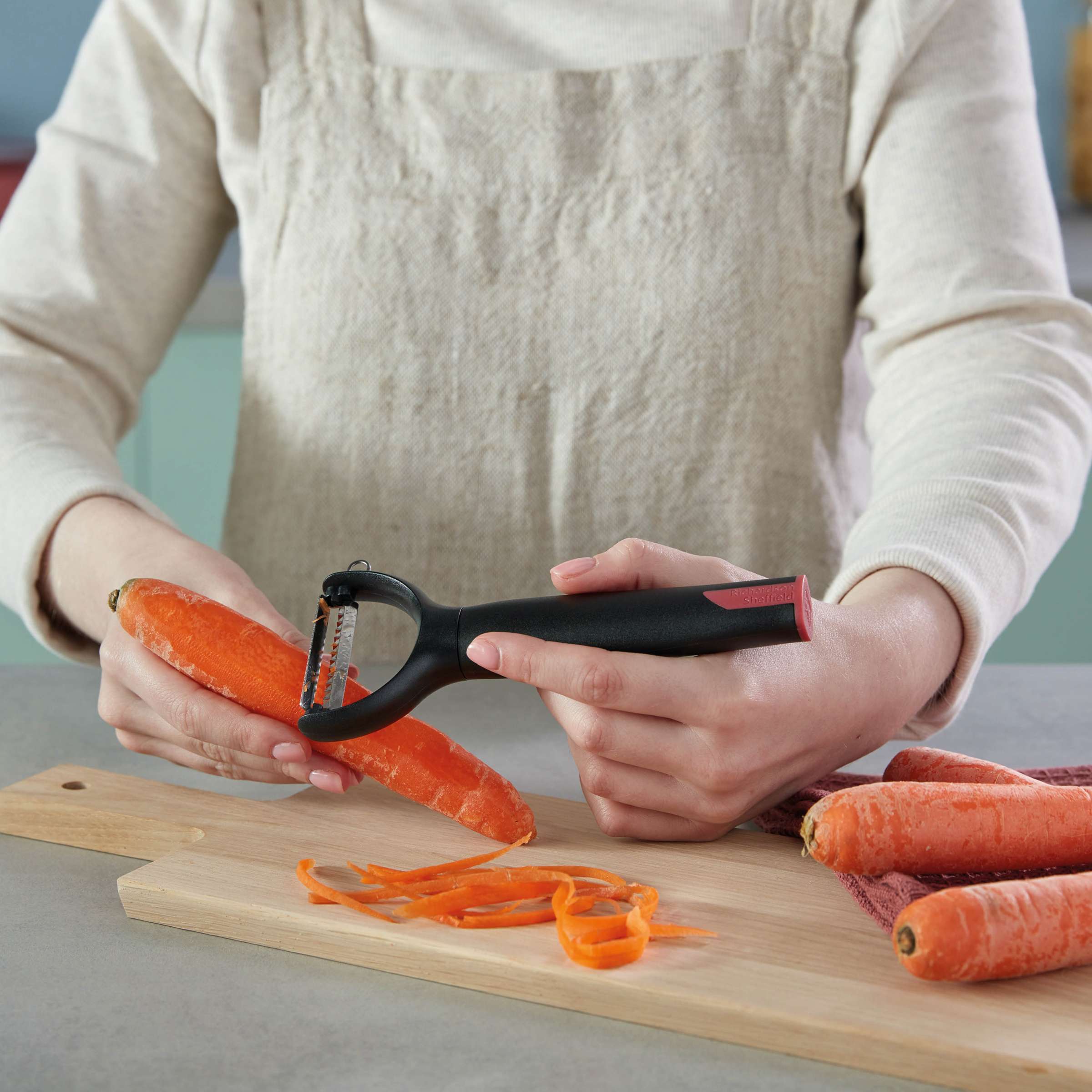 Richardson Sheffield REFINEST Y-Sparschäler Julienne Klinge, rotes Küchenaccessoire für feine Gemüseschnitte, Nahaufnahme