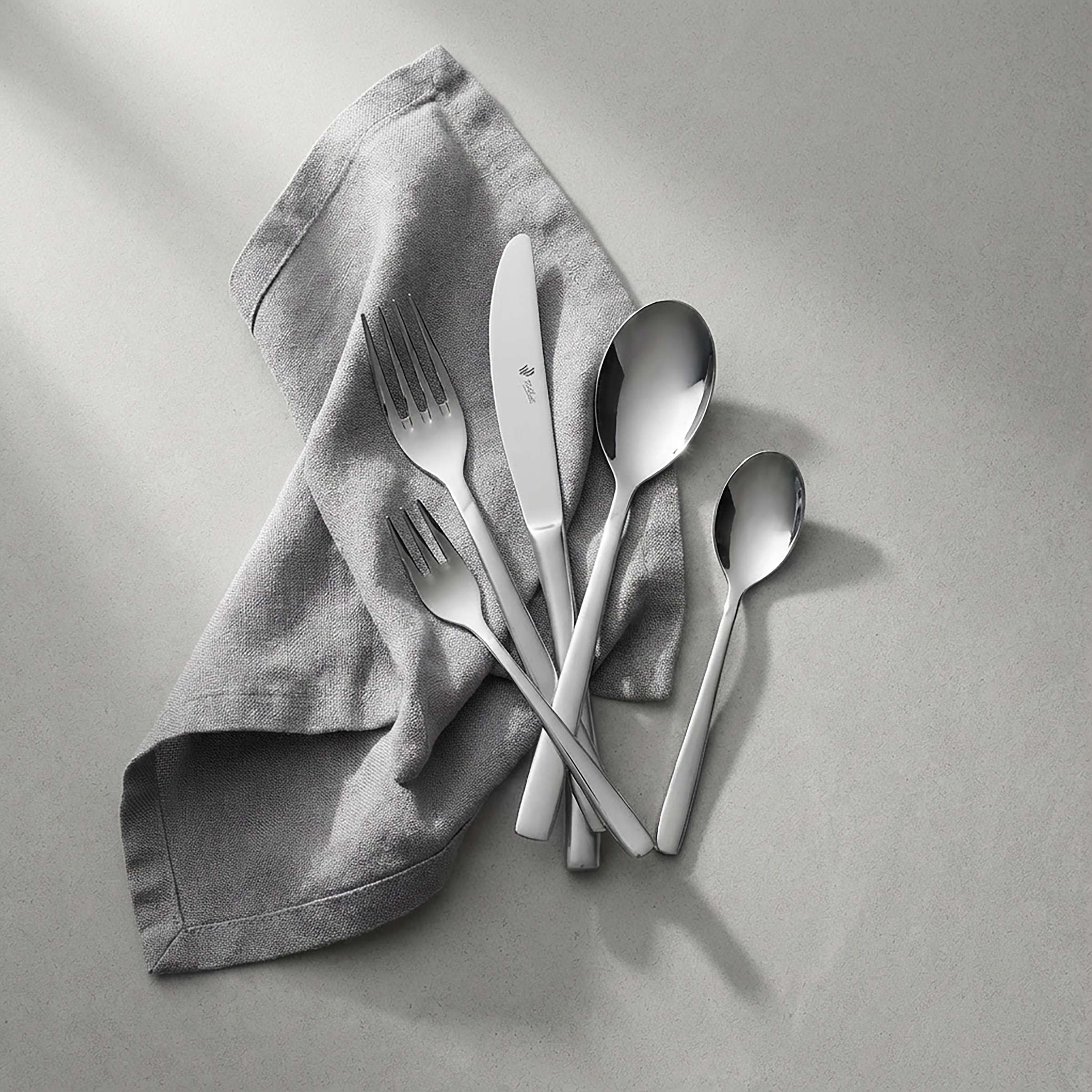 Paul Wirths Swing Menülöffel aus Edelstahl, modernes Besteckstück mit eleganter Form, perfekt für den Einsatz in der Gastronomie.