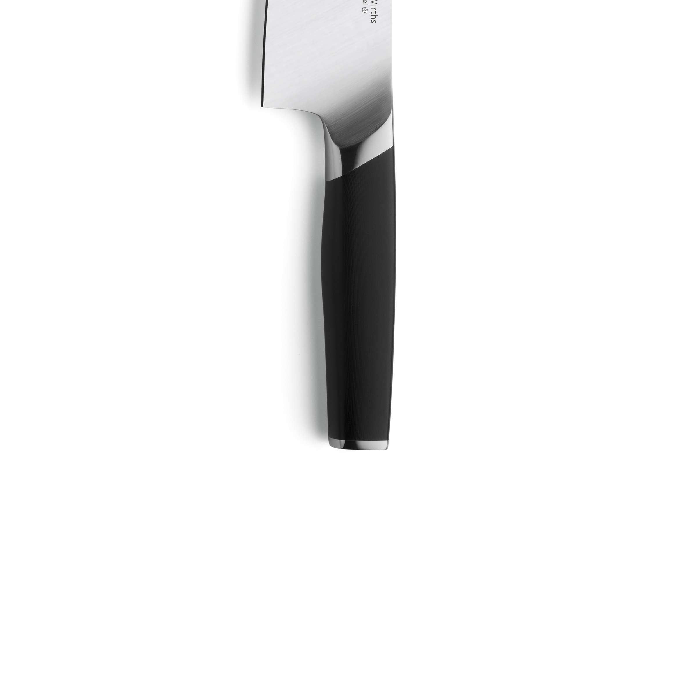 Paul Wirths CERASTEEL Santokumesser, scharfes Küchenmesser mit Edelstahlklinge, liegt auf Schneidebrett, detailreiche Nahaufnahme