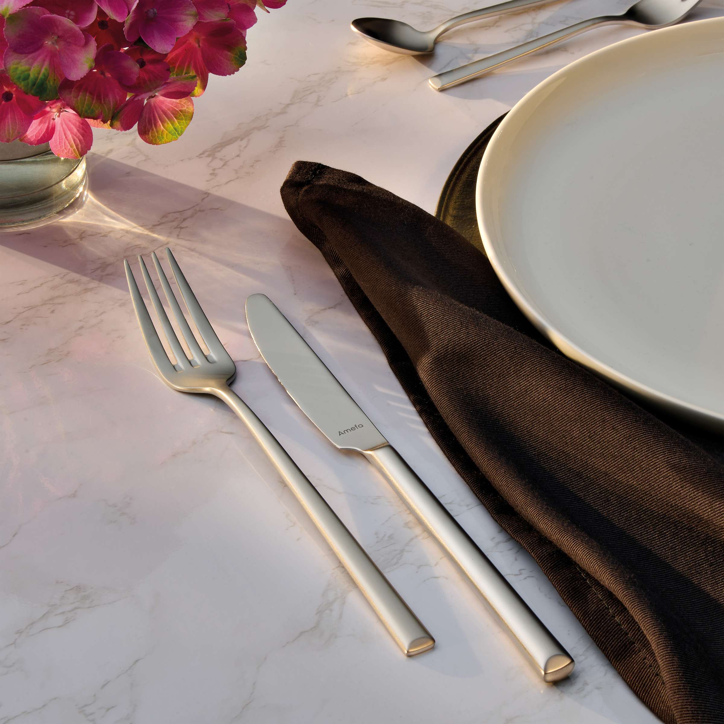 Amefa METROPOLE Besteckset 24-teilig aus Edelstahl mit samtartigem Velvet-Finish, enthalten Messer, Gabeln, Löffel und Teelöffel.