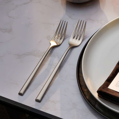 Amefa METROPOLE Besteckset 24-teilig aus Velvet, Besteck mit Messer, Gabel, Löffel, stilvoll in elegantem Design auf einem Tisch.