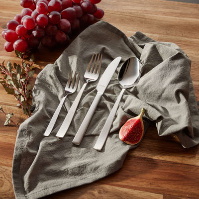 Amefa FRESH Besteckset 60-teilig, Edelstahl, Messer, Gabeln, Löffel, modern design, auf einem Tisch arrangiert