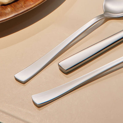 Amefa Neptune Besteckset, 24-teilig, mit Messer, Gabel, Löffel und Kaffeelöffel, elegant aus Edelstahl gefertigt.
