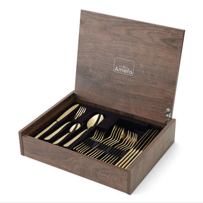 Amefa Oxford Besteckset 24-teilig mit PVD-Goldbeschichtung, Messer, Gabeln, Löffel und Teelöffel auf Verpackung.