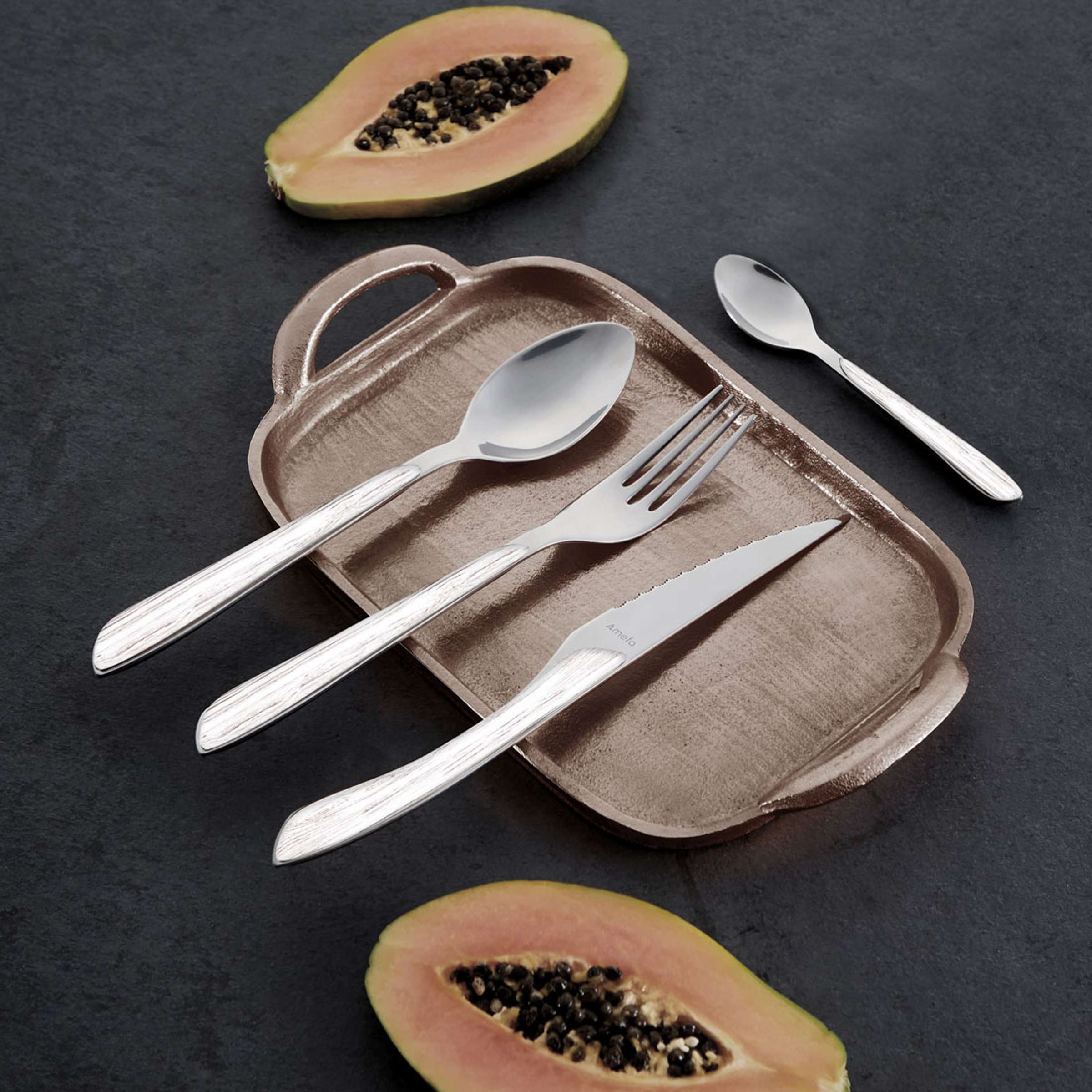 Amefa ECLAT NATURE Besteckset 24-teilig aus weißem Edelstahl, mit Holzoptik-Griffen, auf weißem Hintergrund sichtbar.