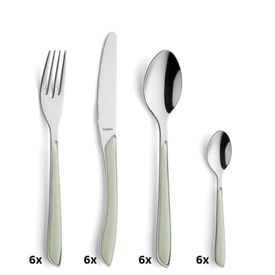 Kuppels PRISMA Besteckset 24-teilig in salbeigrün mattiert, Messer, Gabeln, Löffel auf eleganter Besteck-Tablett.