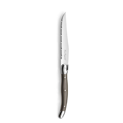 Tradition Besteckset 24-teilig von Lou Laguiole, Edelstahl mit Pfeffermuster, zeigt Messer, Gabeln, Löffel auf weißem Hintergrund.