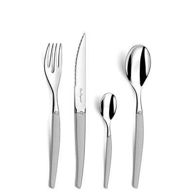 Jet Lag Besteckset 24-teilig von Lou Laguiole, mattierte Edelstahlmesser, Gabeln, Löffel und Essstäbchen auf weißem Hintergrund