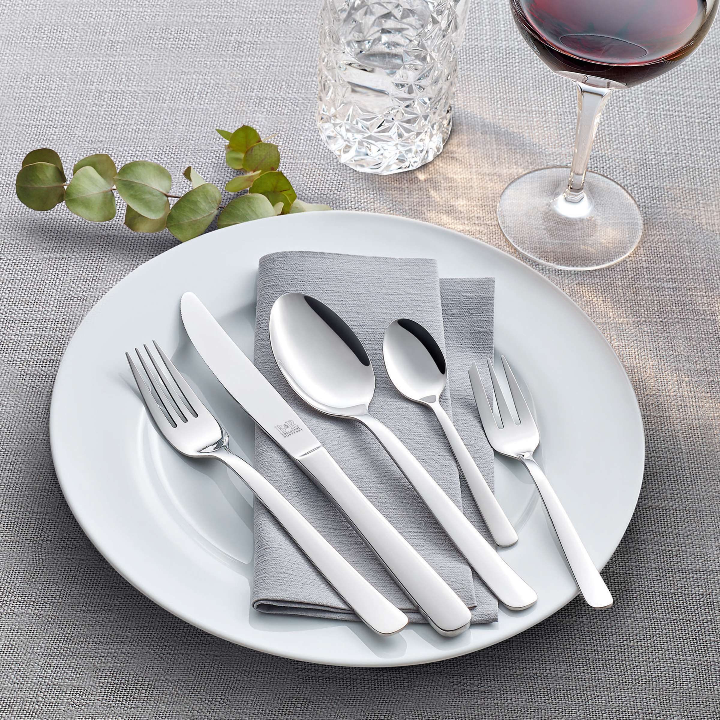 LUNA Besteckset 60-teilig von Beckmann & Rommerskirchen, Edelstahl, Messer, Gabeln, Löffel auf modernem Esstisch.