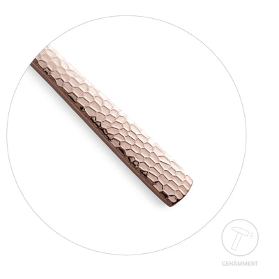 Amefa FELICITY Besteckset aus 24 Teilen mit PVD rosé Finish, Messer, Gabeln und Löffel auf weißem Hintergrund.