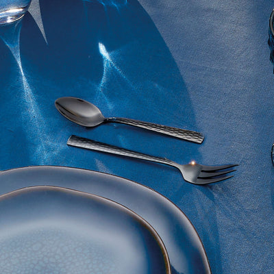 Schwarzfarbenes FELICITY Besteckset 30-teilig von Amefa, aus Edelstahl mit PVD-Beschichtung, auf dunklem Hintergrund.