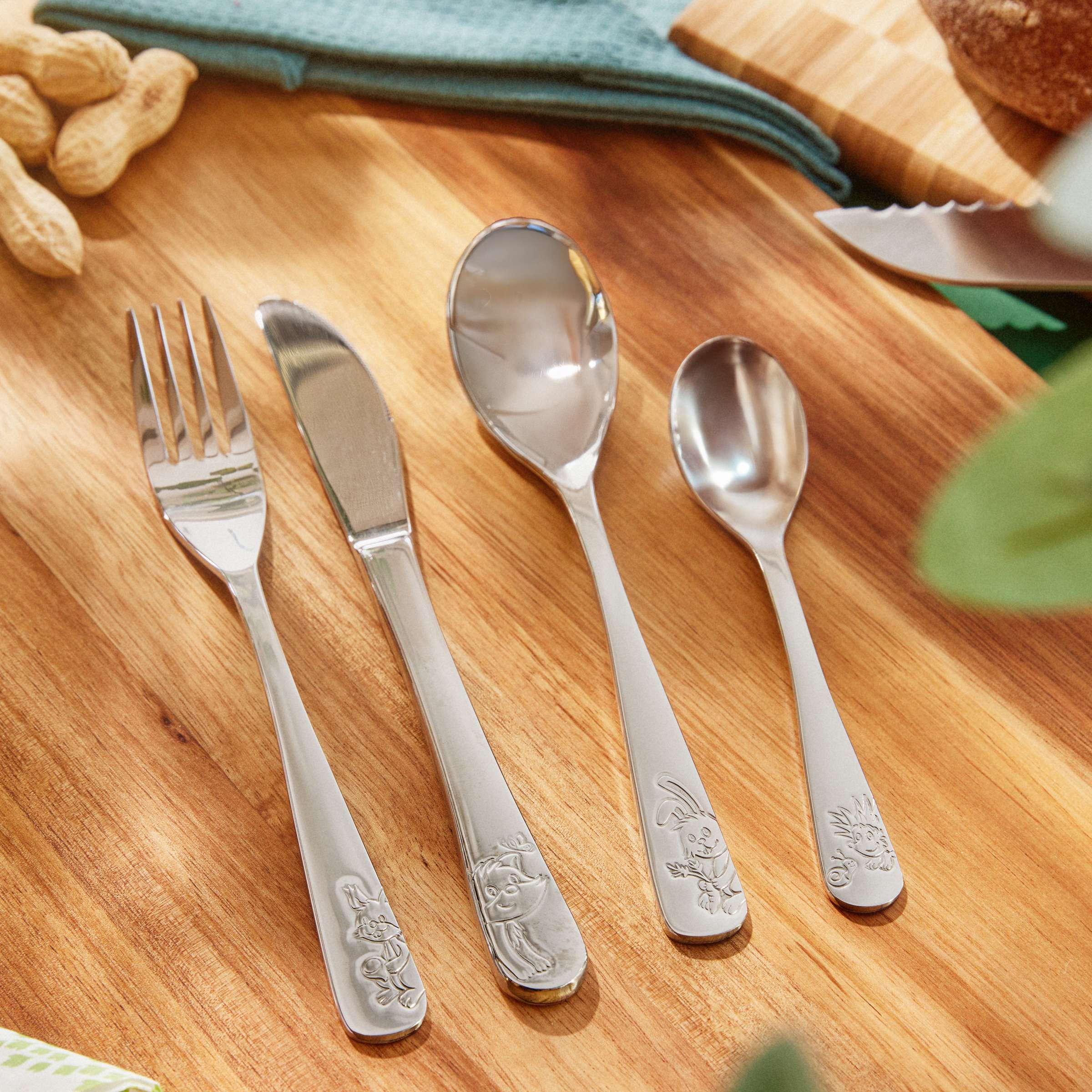 Kinderbesteck Set von Kuppels mit vier Teilen aus hochwertigem Besteck für Kinder, inklusive Löffel, Gabel, Messer und Essstäbchen