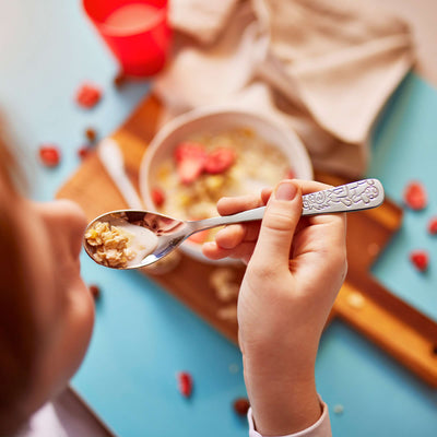 Kinderbesteck Set von Kuppels mit 4 Teilen, kindgerechtes Cutlery Set für Kinder, buntes Besteck für kleine Fußballfreunde