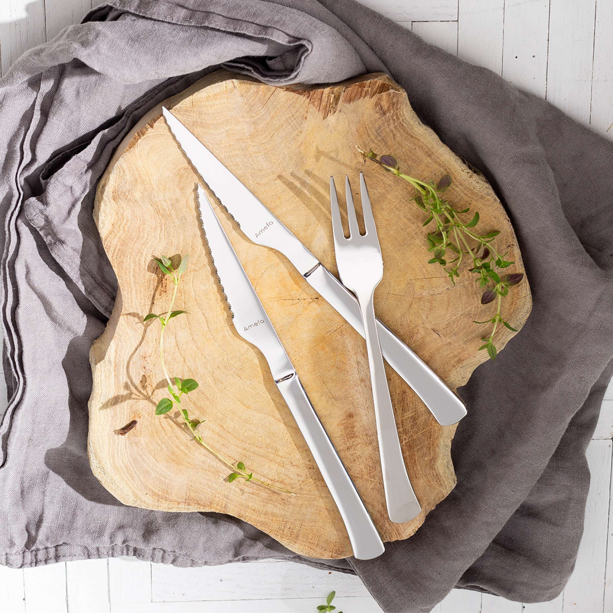 Amefa Chuletero Steakgabel Set mit 6 Besteckteilen aus Edelstahl, elegant auf einem Holztisch platziert