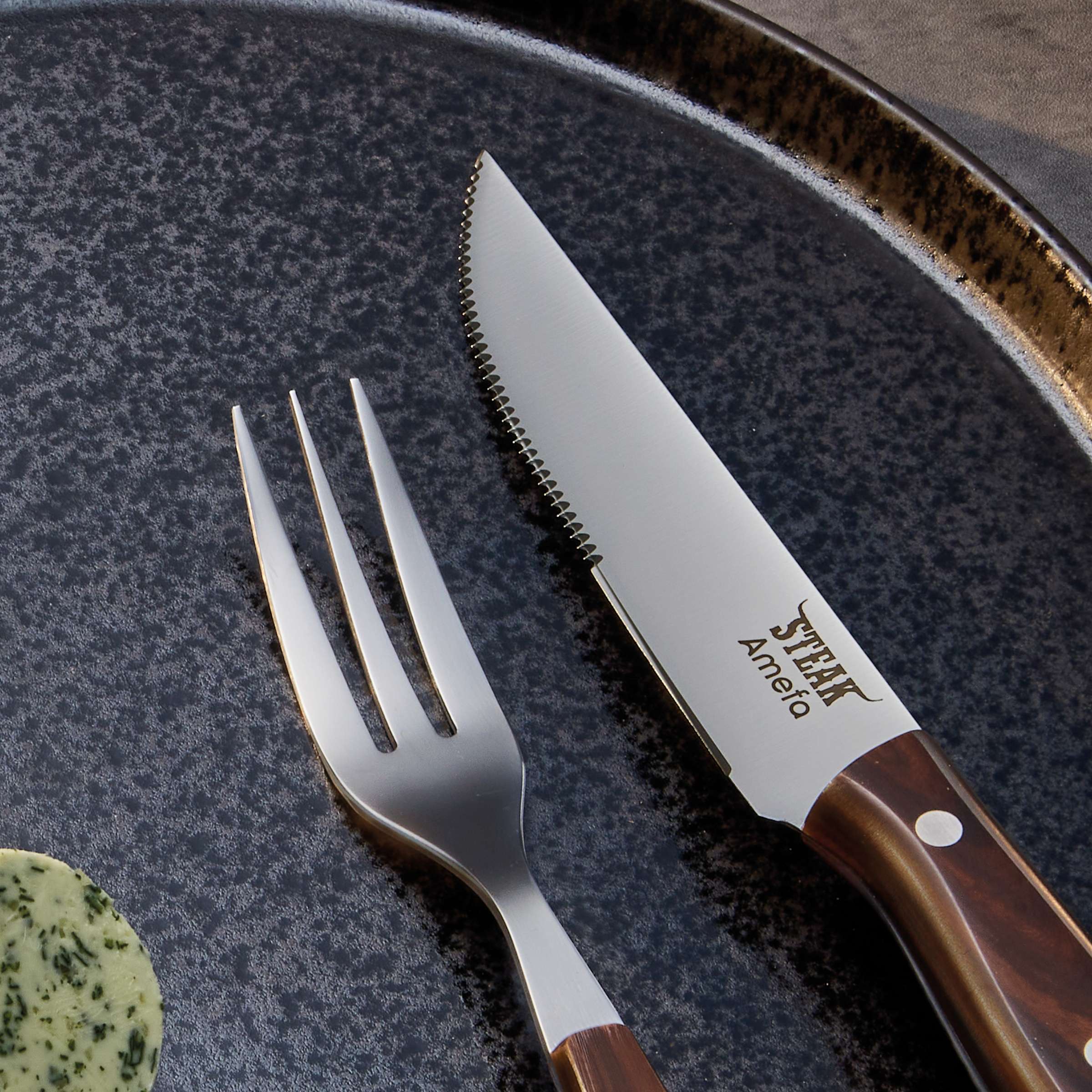 Amefa Porterhouse Steakbesteck-Set aus 4 Teilen mit Holzgriffen, Messer, Gabel und Löffel auf Holztablett, elegante Besteck-Design