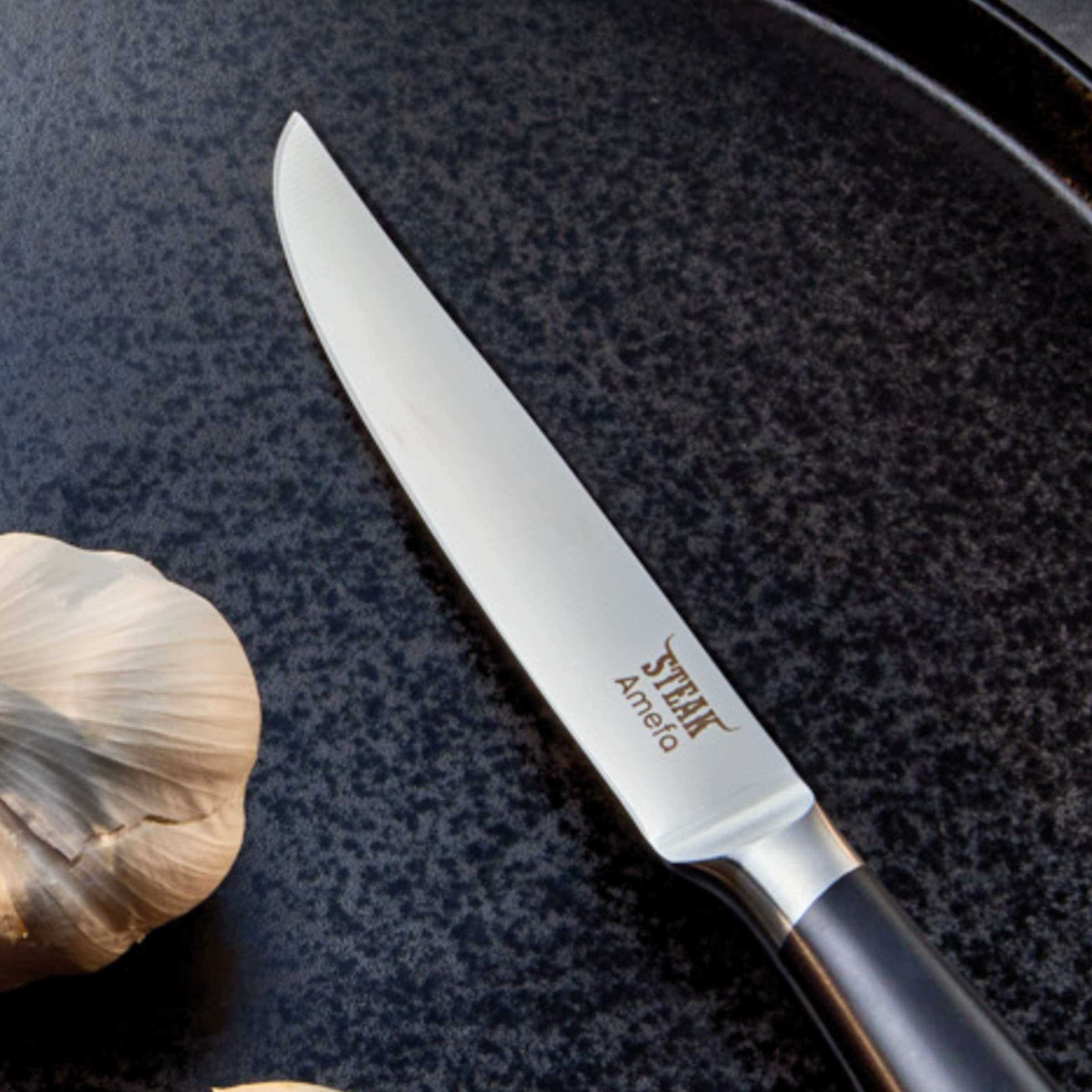 Amefa TENDERLOIN Steakmesser aus schwarzem Vollheft, elegantes Messer für Steak und Fleisch, Nahaufnahme des Messers.