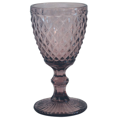 Lila Weinglas von Médard de Noblat, elegantes Tischgeschirr, transparent mit diamantartigem Muster, für Wein-Genuss.