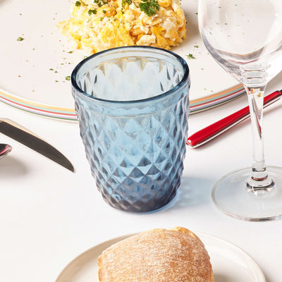 Blaues DIAMOND Trinkglas von Médard de Noblat auf einem Esstisch, elegantes Tableware-Glas für Getränke.
